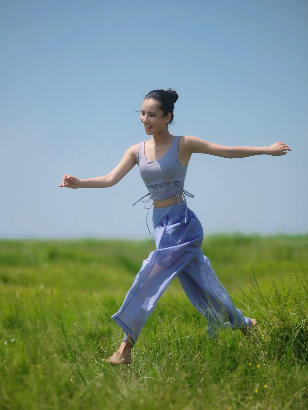 她在田野里自由自在的瑜伽 奔跑 舞动着