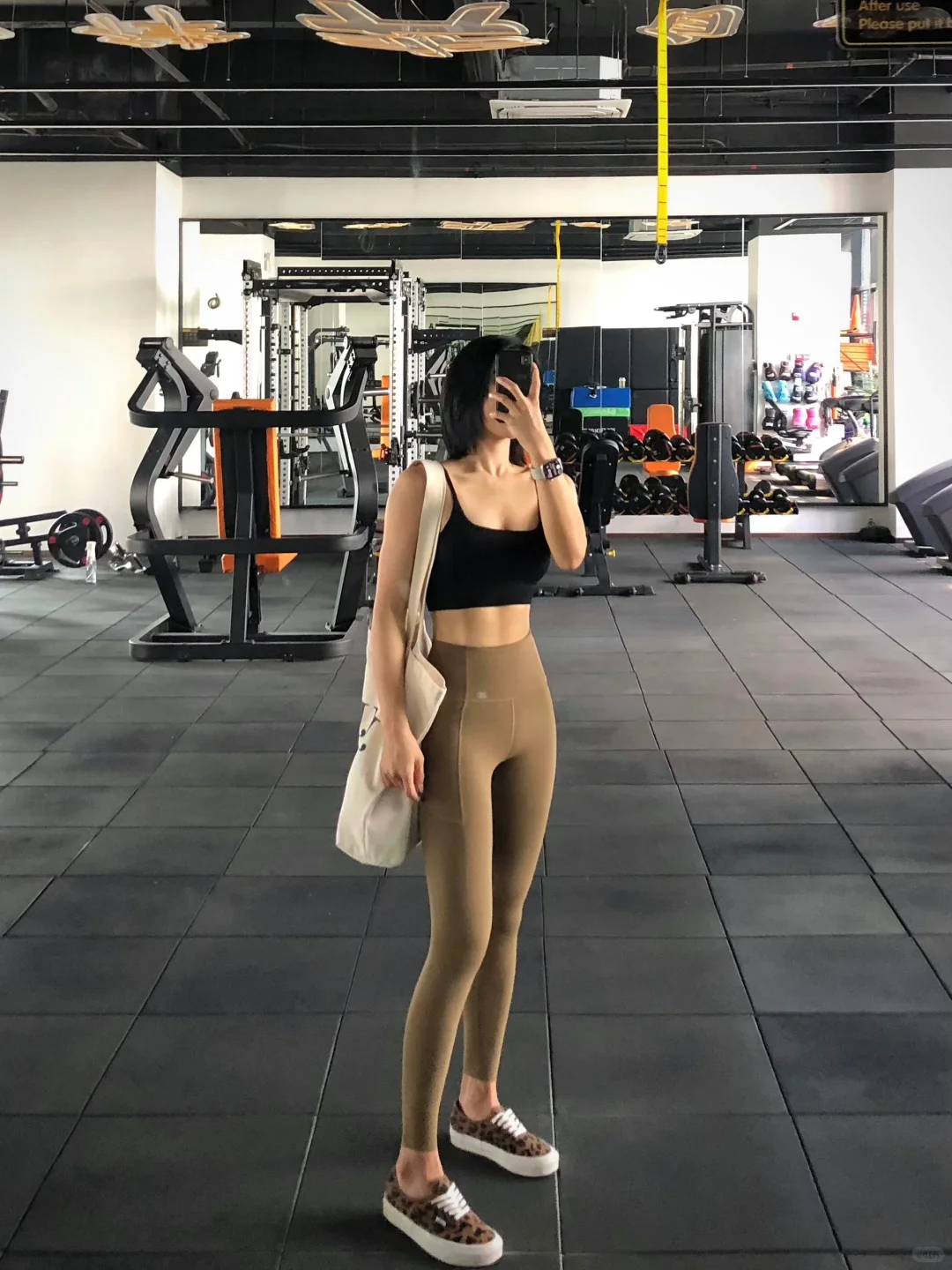 肌肉不大，好在身材还行