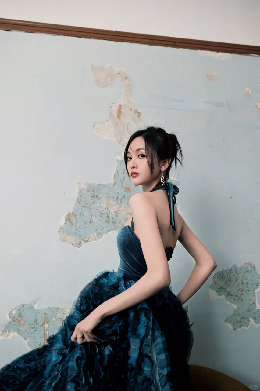 #吴宣仪 一袭蓝色吊带长裙，妖娆妩媚