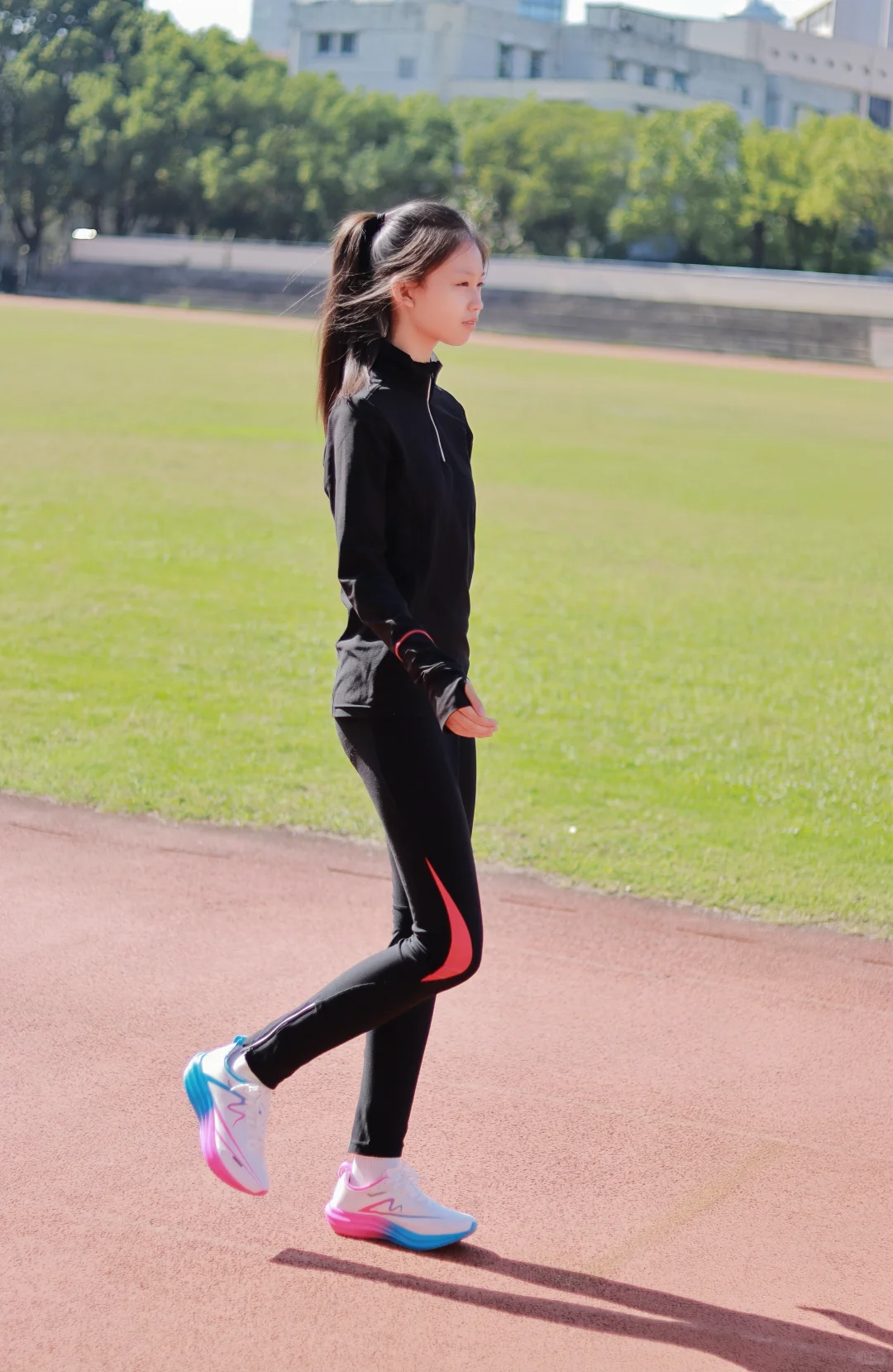 不拍戏的小演员是这样练出大长腿的！