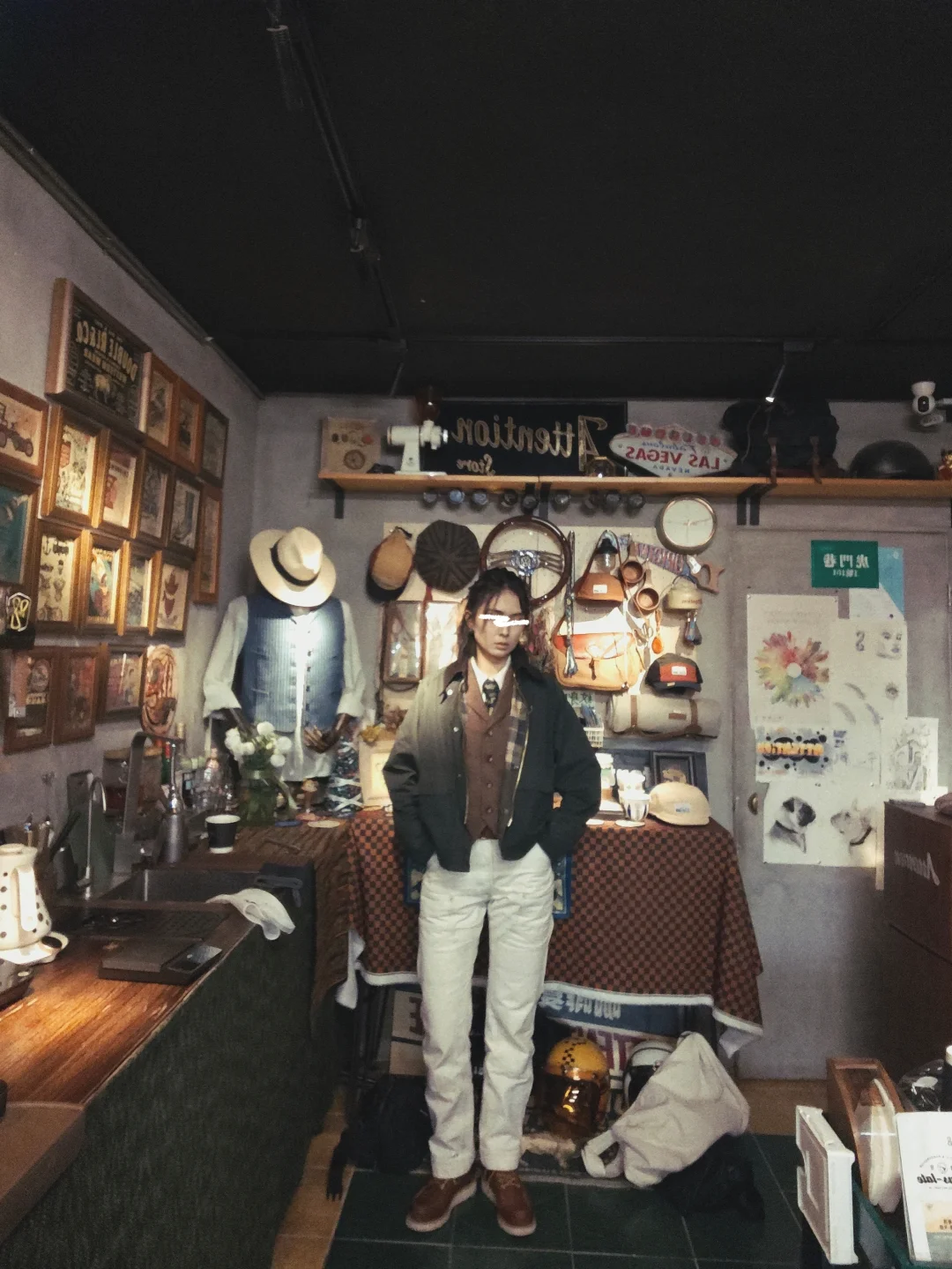 复古咖啡店的冬季咔叽女