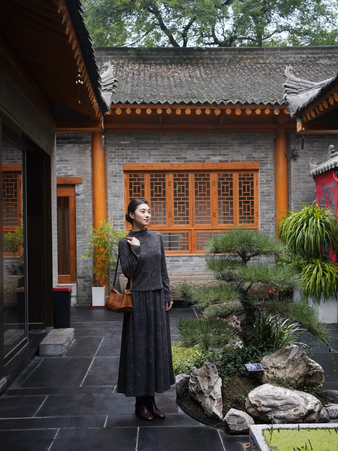 灰棕配色，穿出秋日的故事感