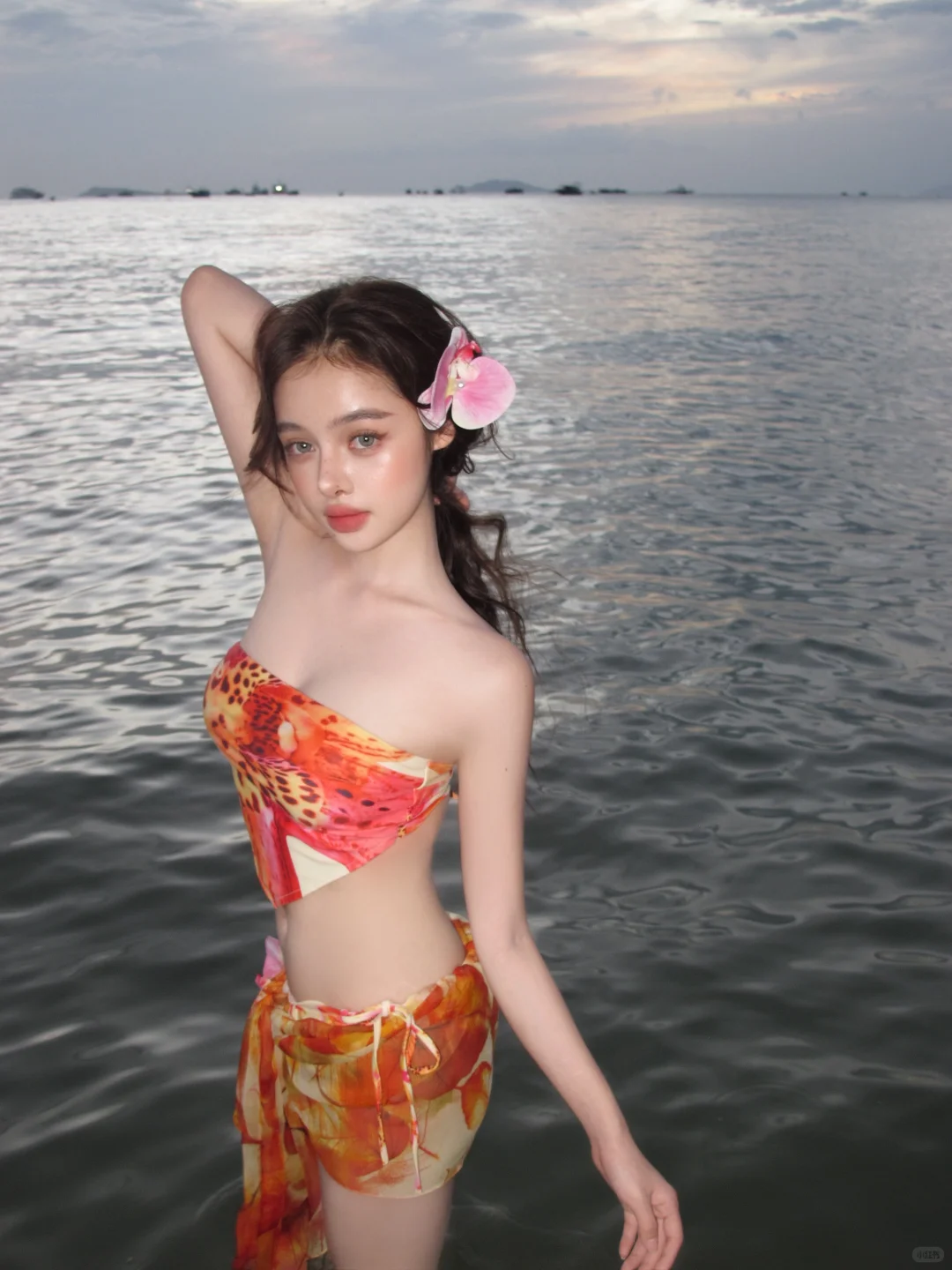 和三亚海边的亚裔风辣妹坠入橘子海日落