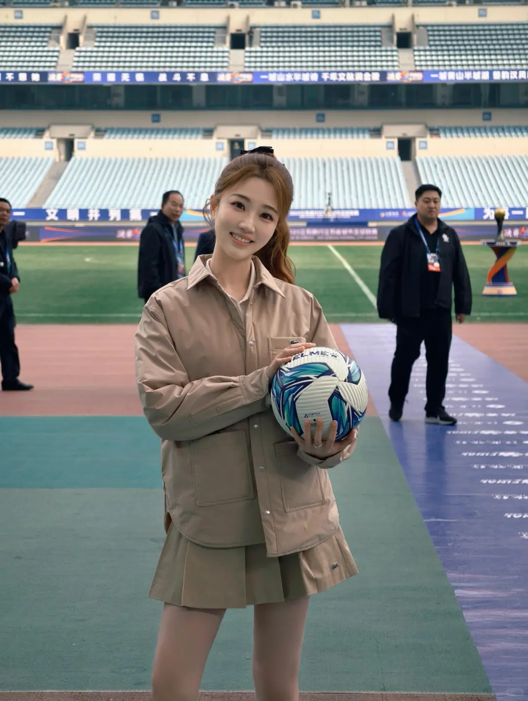 张纯烨 肉丝美腿主持苏超决赛⚽️