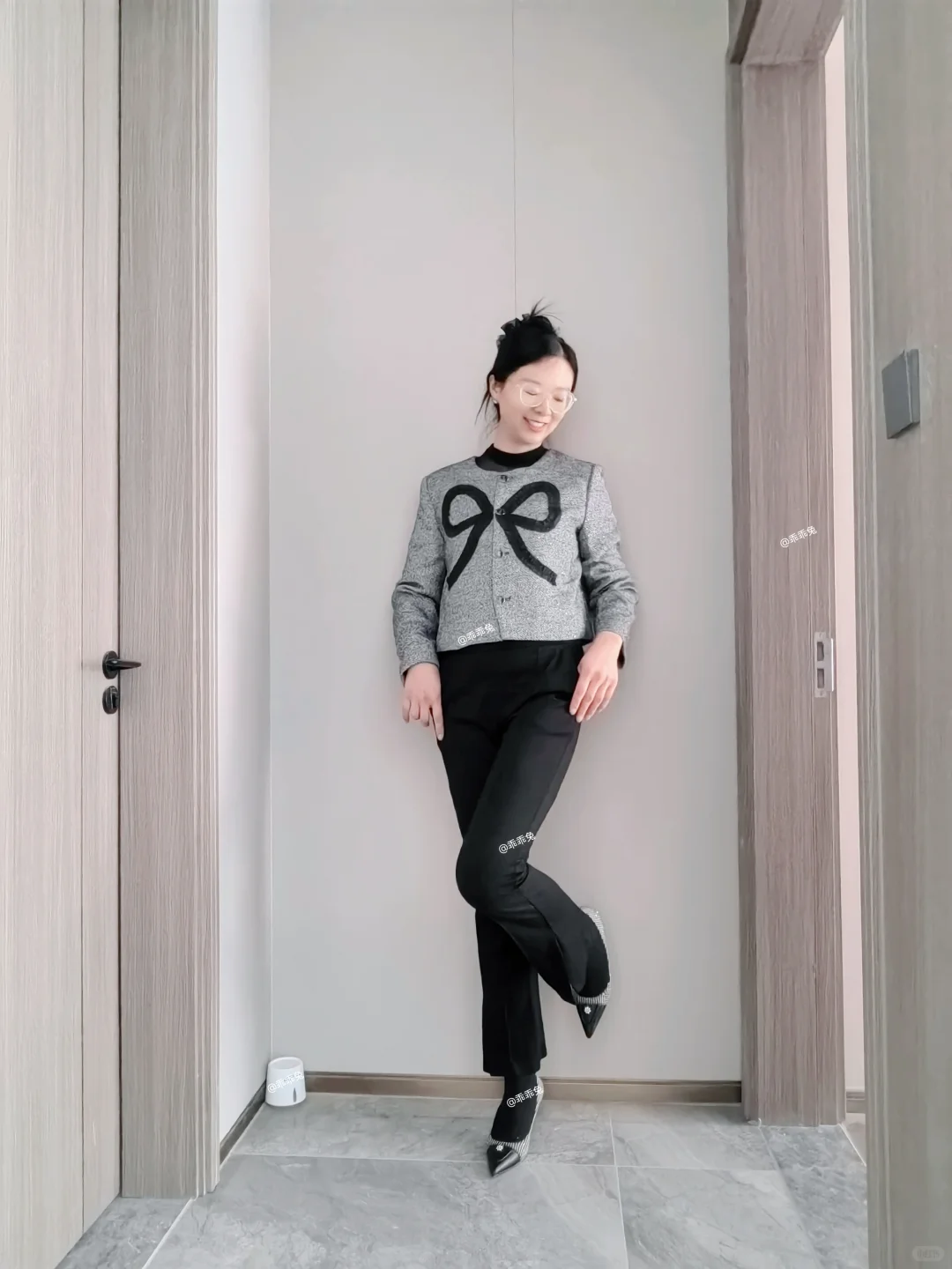 谁说高跟鞋非得配裙子丝袜，配裤子不行吗？