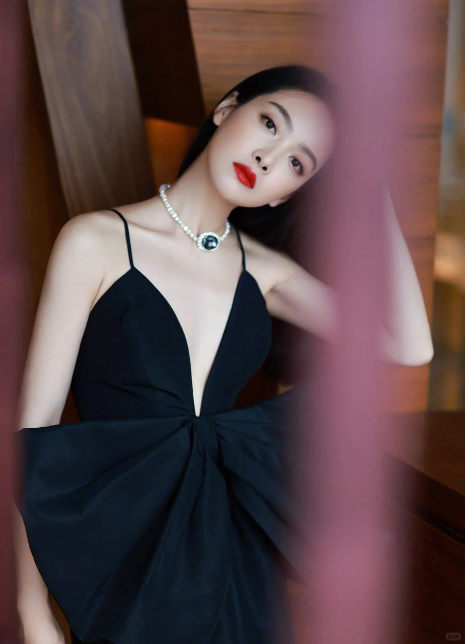 #宋茜 黑色深V蝴蝶吊带裙大秀熟女魅力