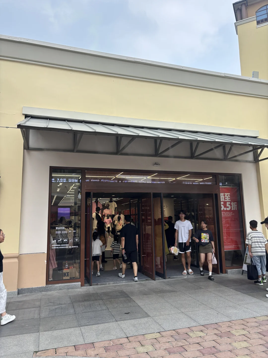 奥莱的店这个店人总是蕞多！