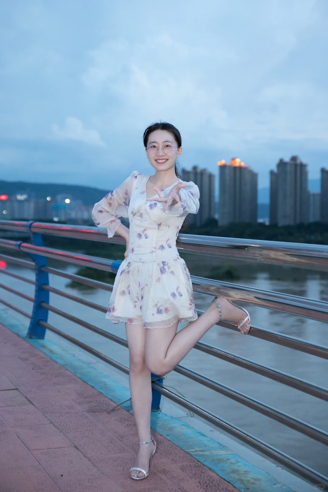 我在桥上等风来☔️