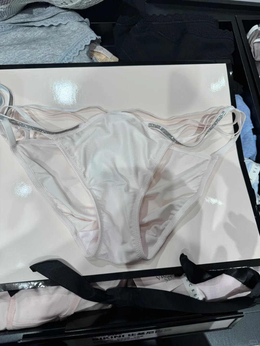 为维密水钻内裤。