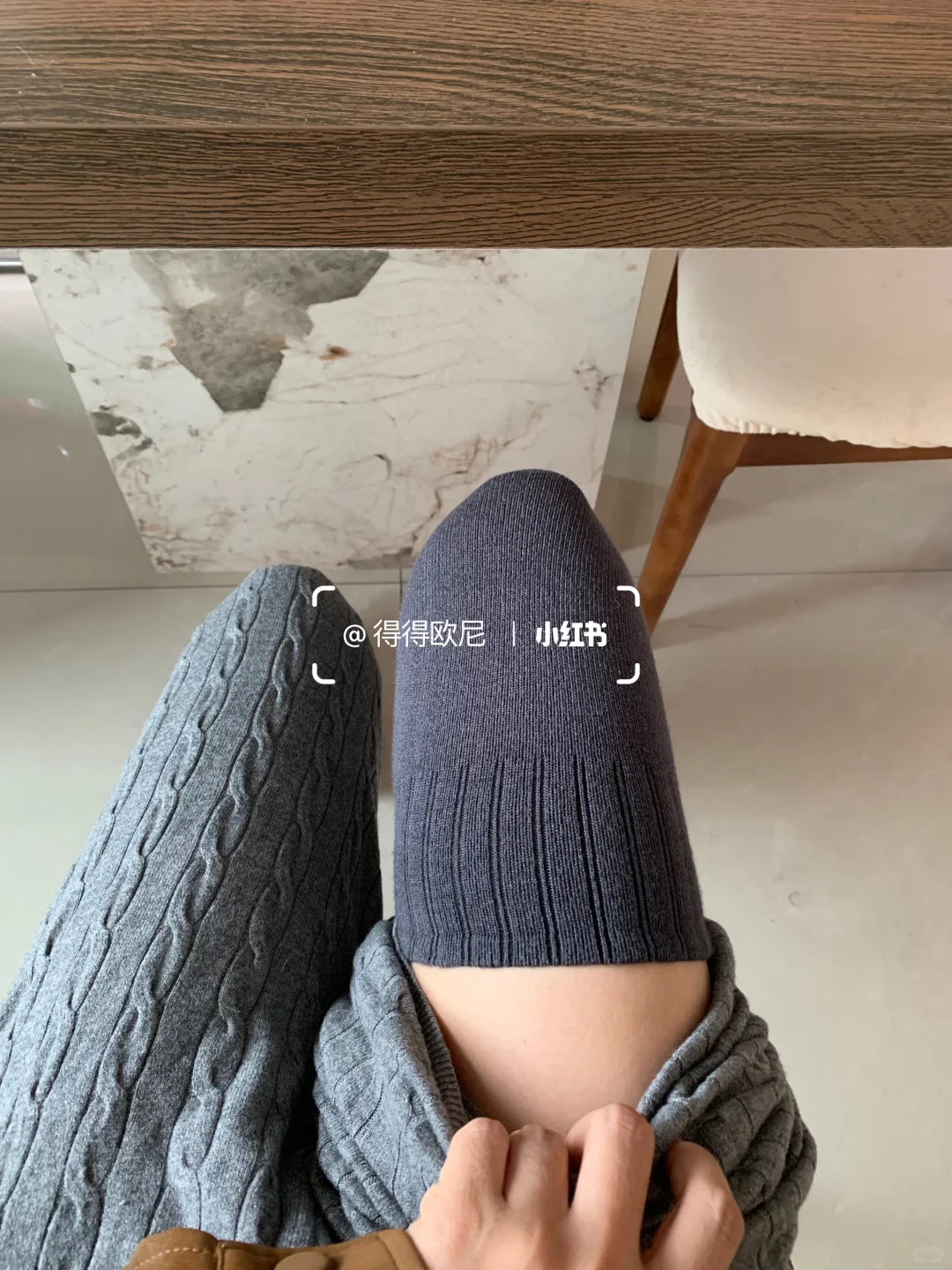 美少女也穿上了护膝袜套了！