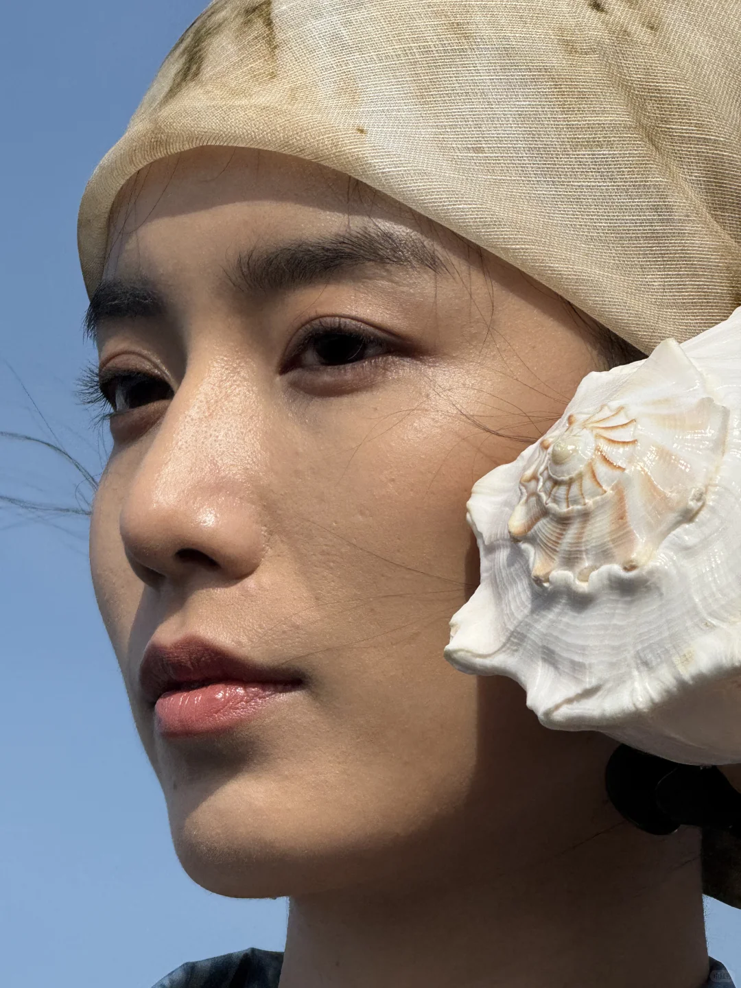 她好像知道自己很美