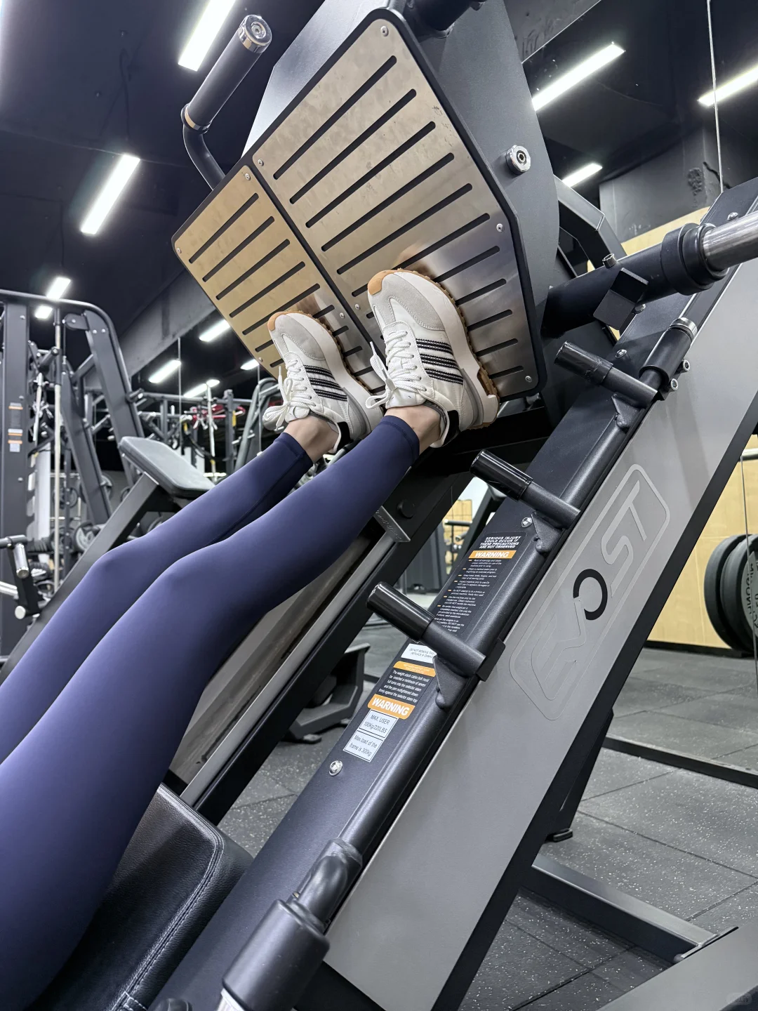 救命啊❗️这条藏青瑜伽裤显瘦又有颜🤩