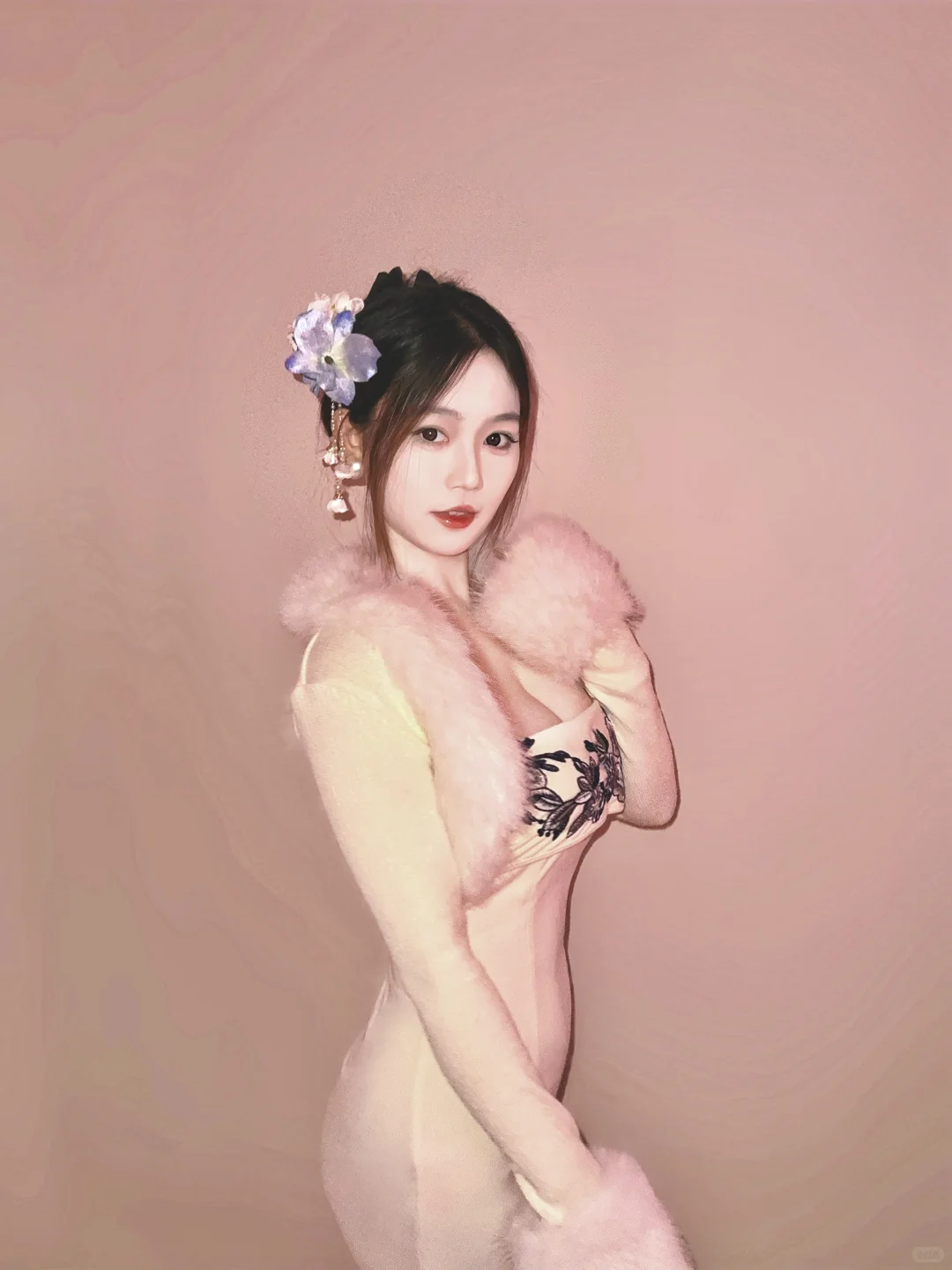 微微隆起的小腹是独属于女性的魅力