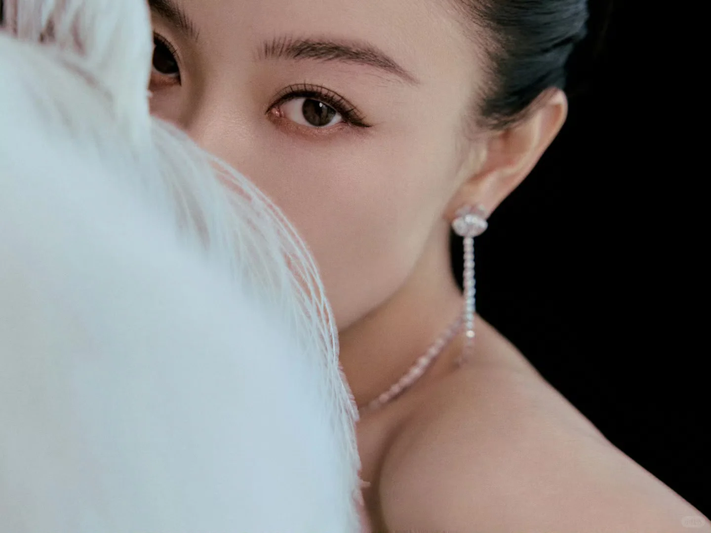 肩若削成，腰如约素。