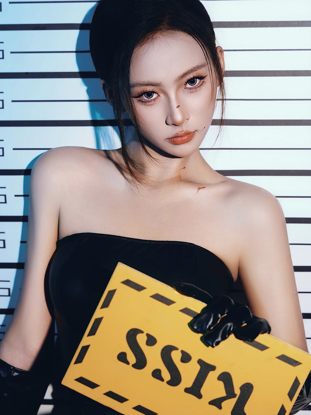 ‘KISS警示牌’辣妹写真｜朋友圈炸了”