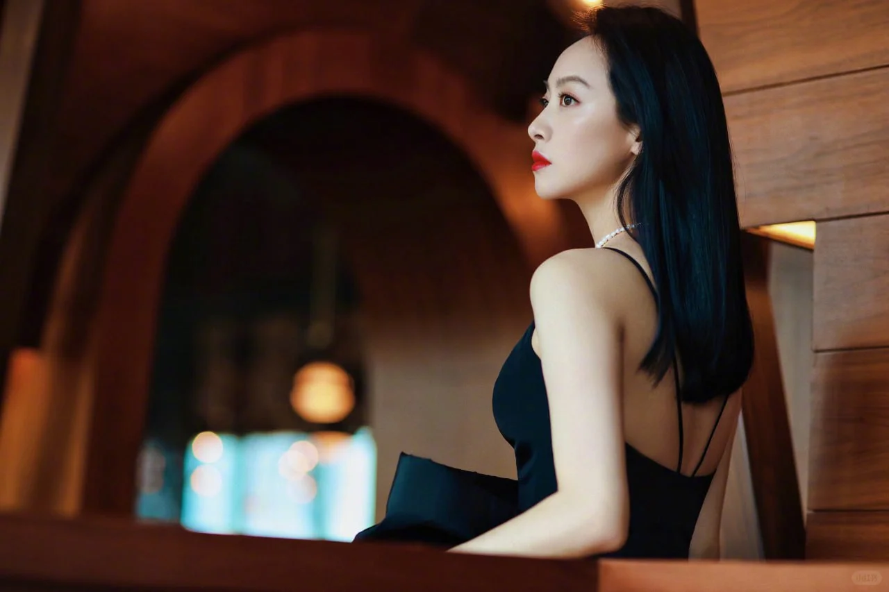 #宋茜 黑色深V蝴蝶吊带裙大秀熟女魅力