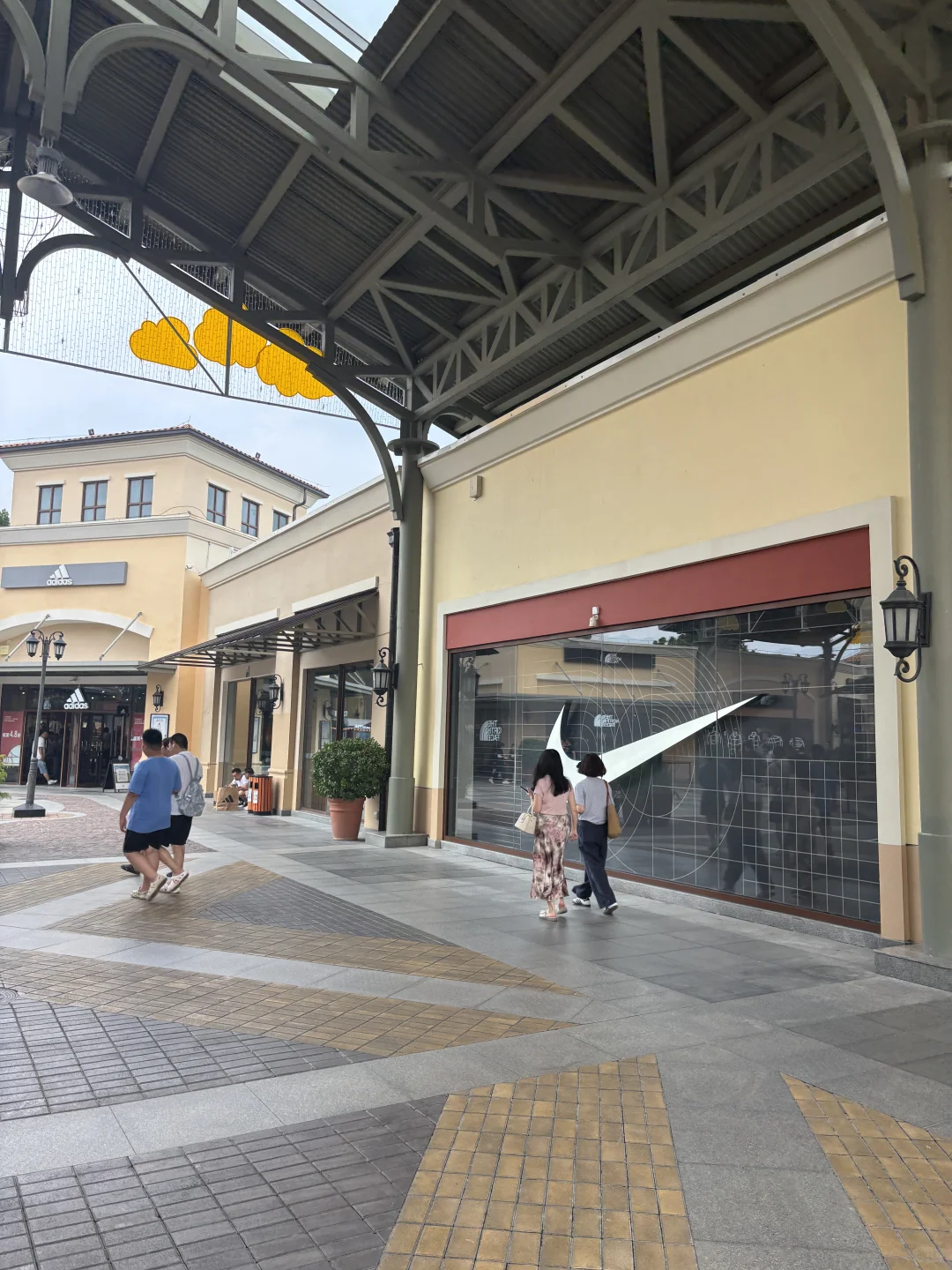 奥莱的店这个店人总是蕞多！