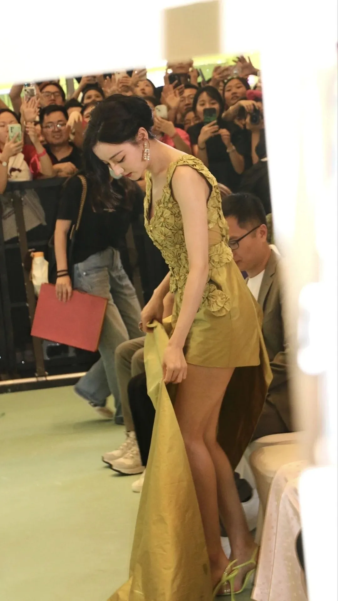 迪丽热巴生图身材曲线绝美