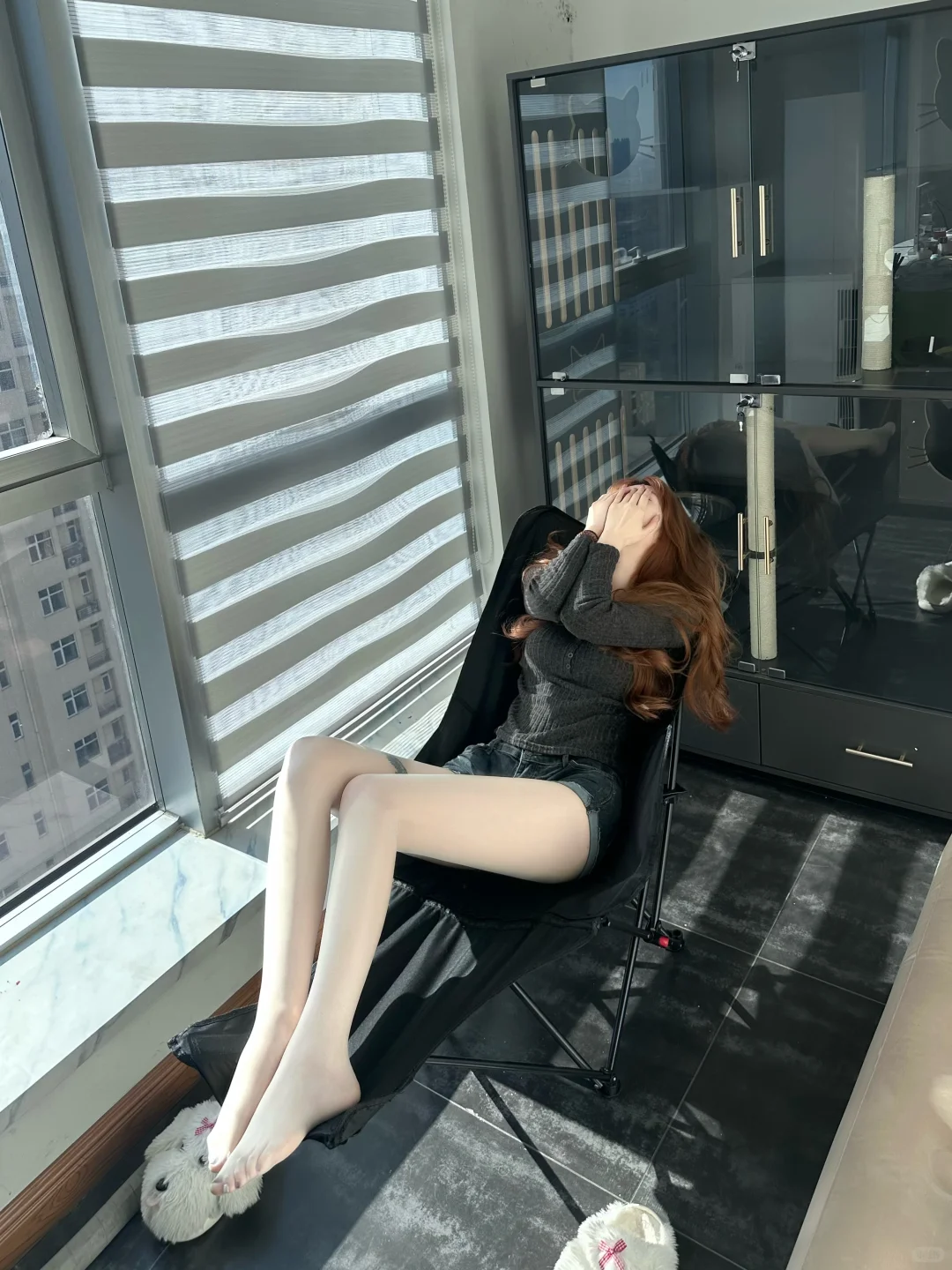 180的腿在阳光下闪闪发光