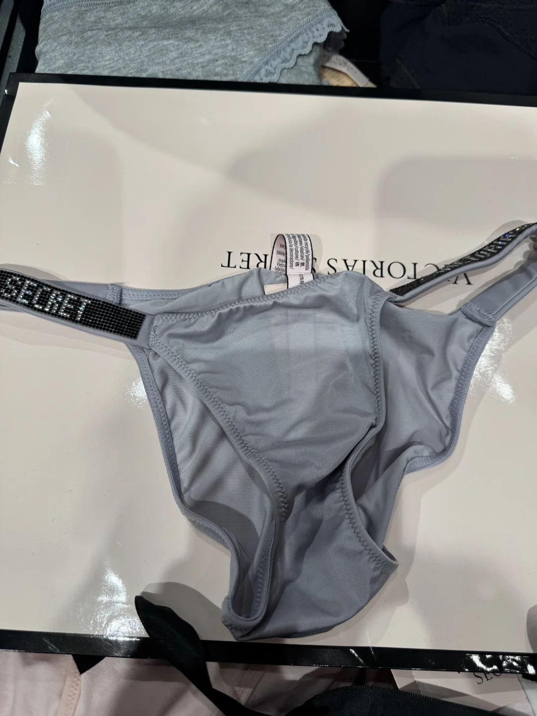 为维密水钻内裤。