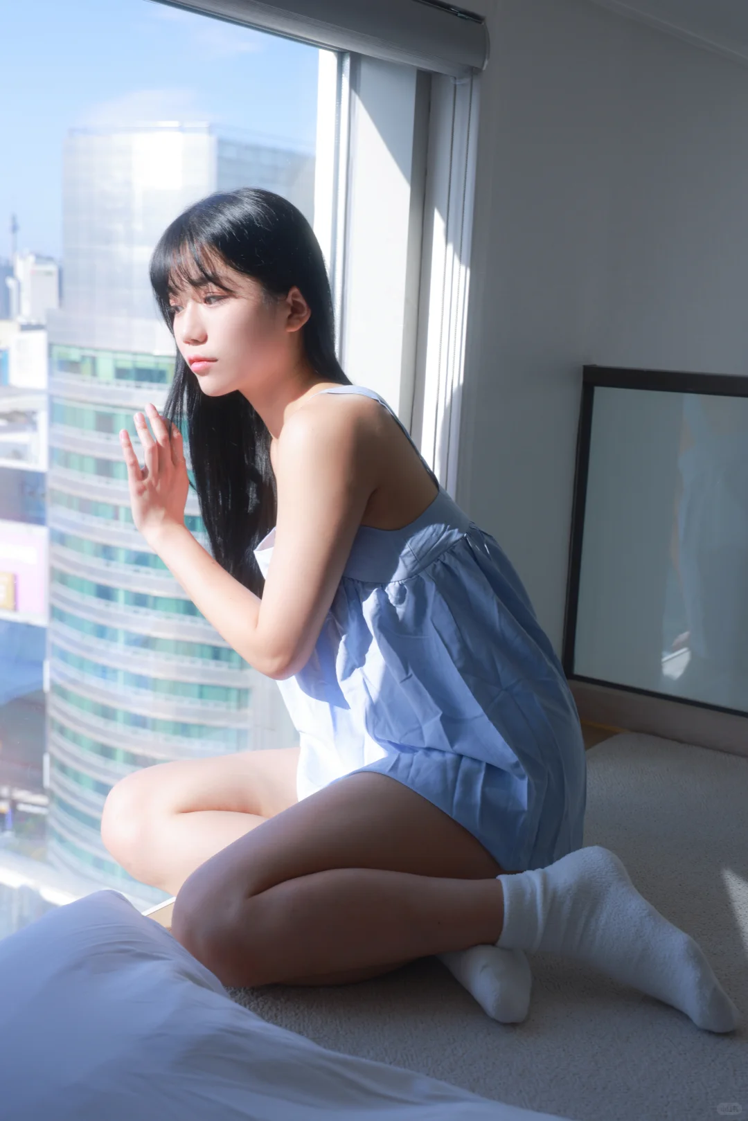 小姐姐的淡蓝色短裙，工作完还是晒晒太阳吧