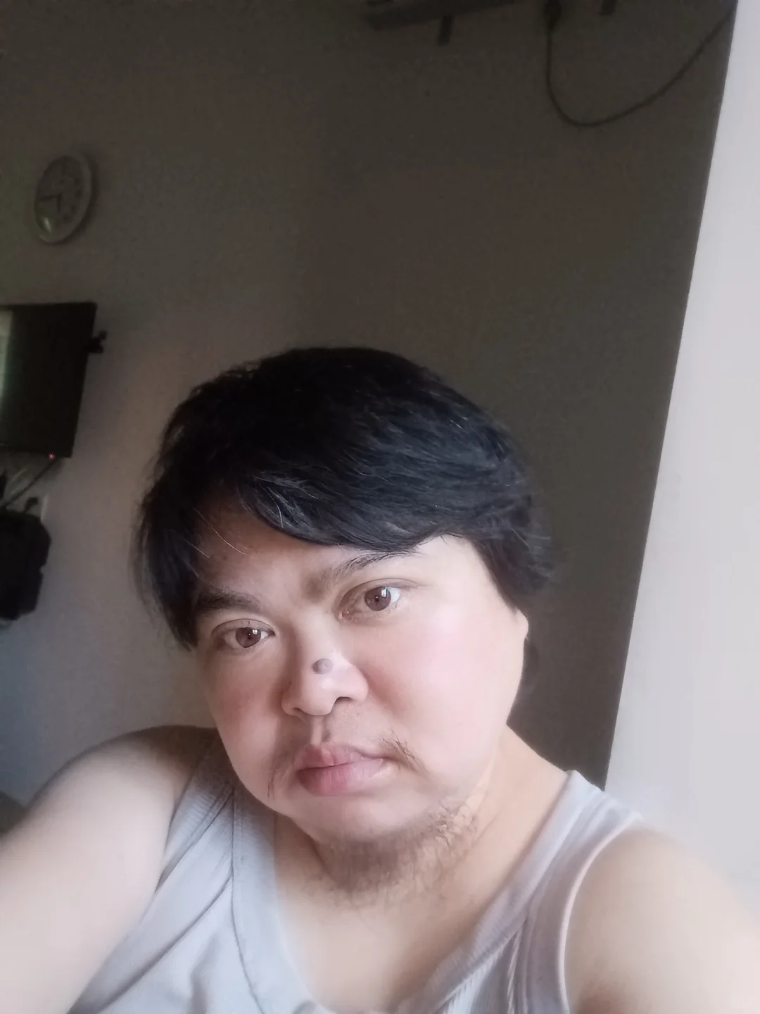 呃呃呃我只是长胡子了。我是女生。