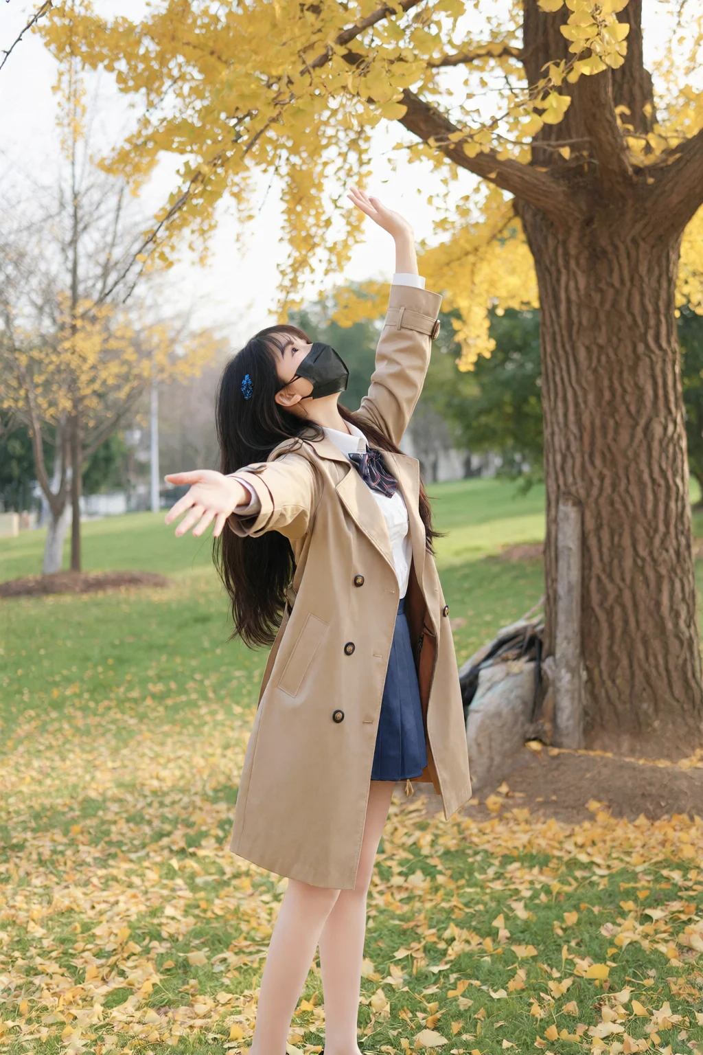 在银杏树下发现一只赤脚女孩