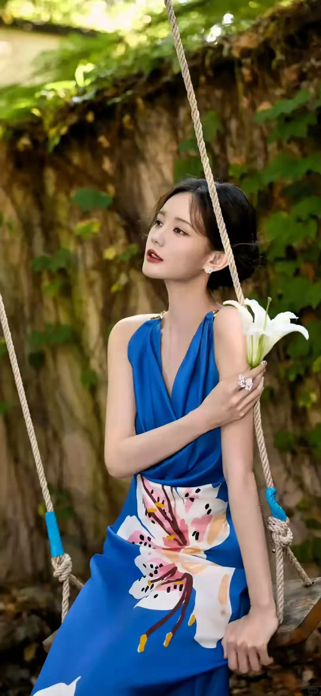 李一桐惊艳写真，秀出婀娜身段，倾城