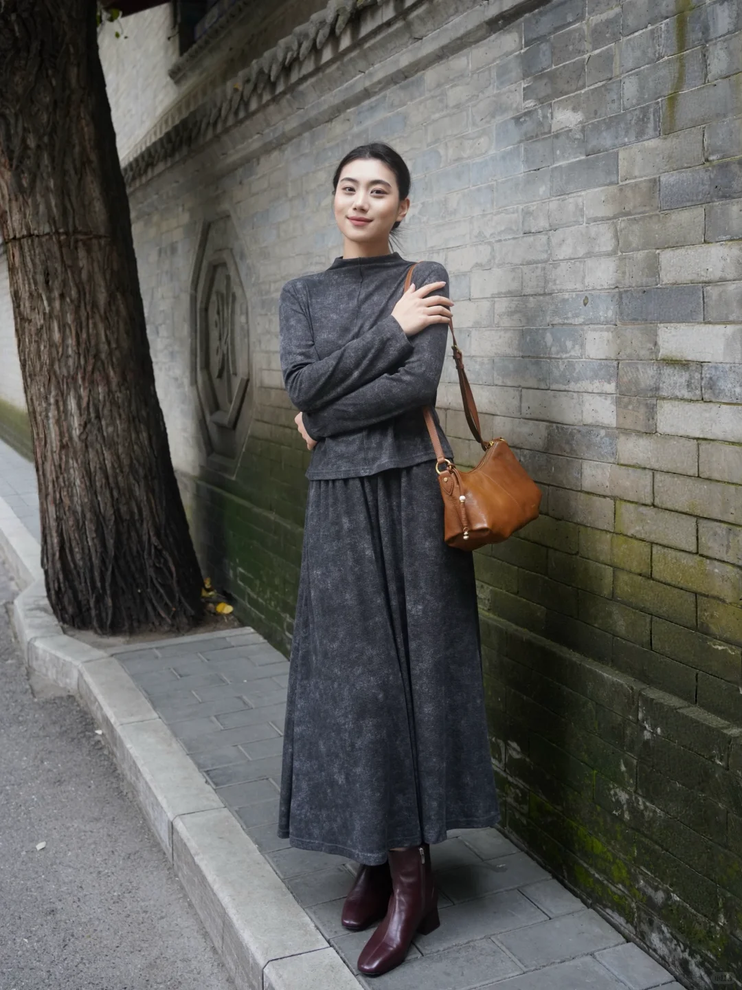 灰棕配色，穿出秋日的故事感