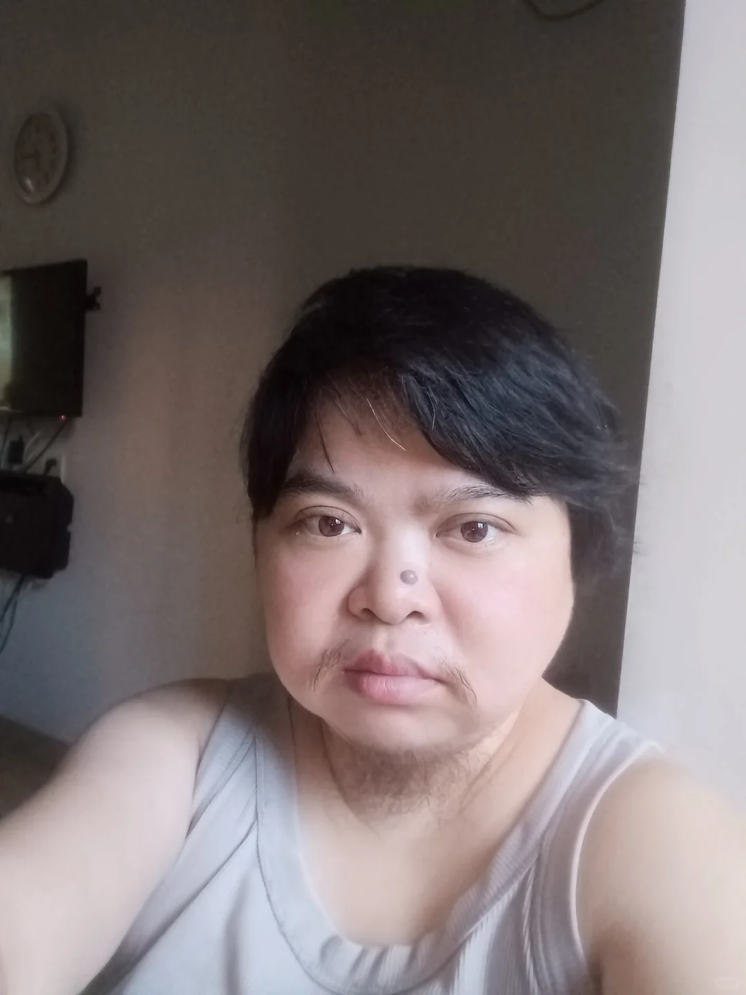 呃呃呃我只是长胡子了。我是女生。