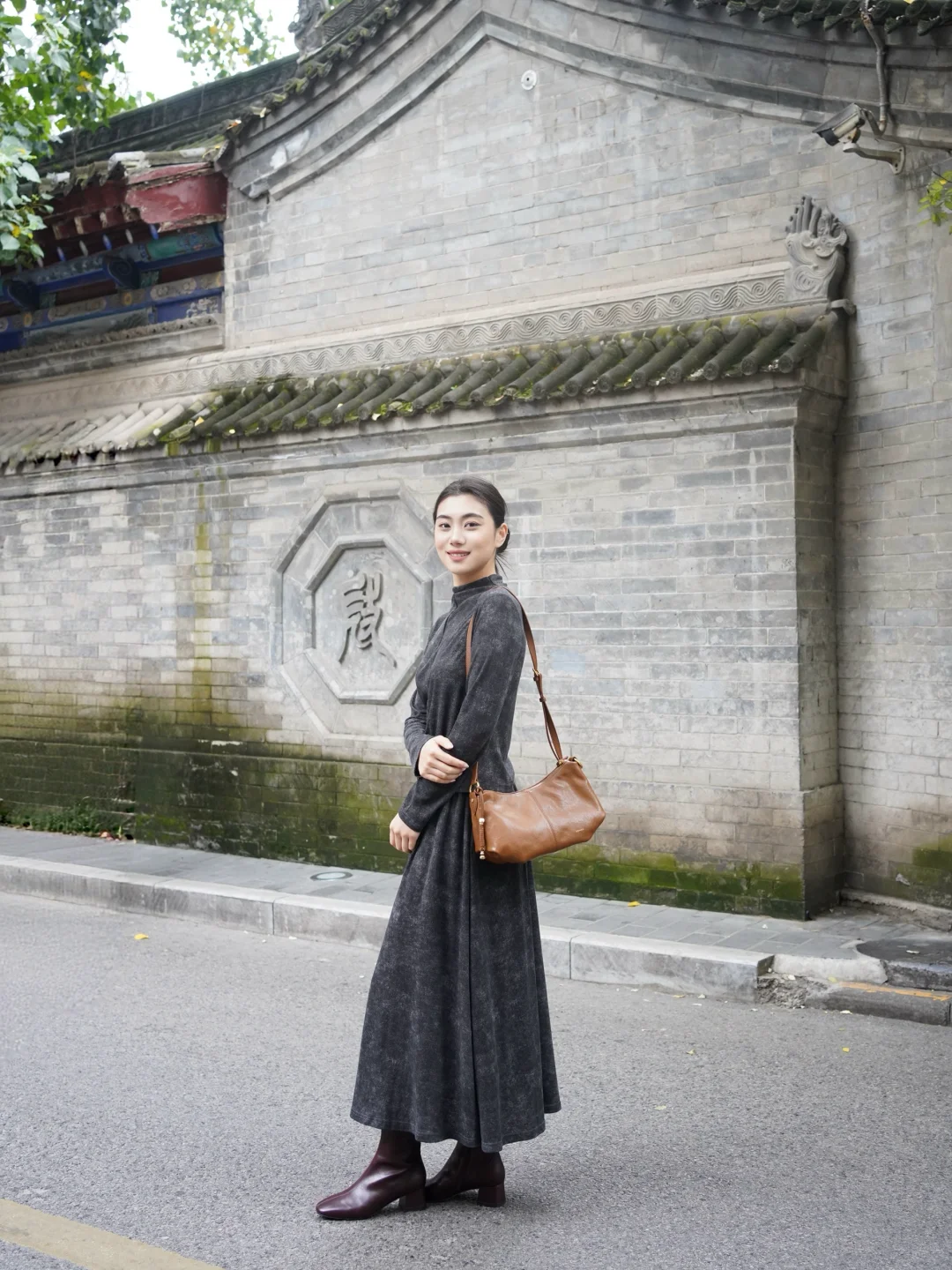 灰棕配色，穿出秋日的故事感