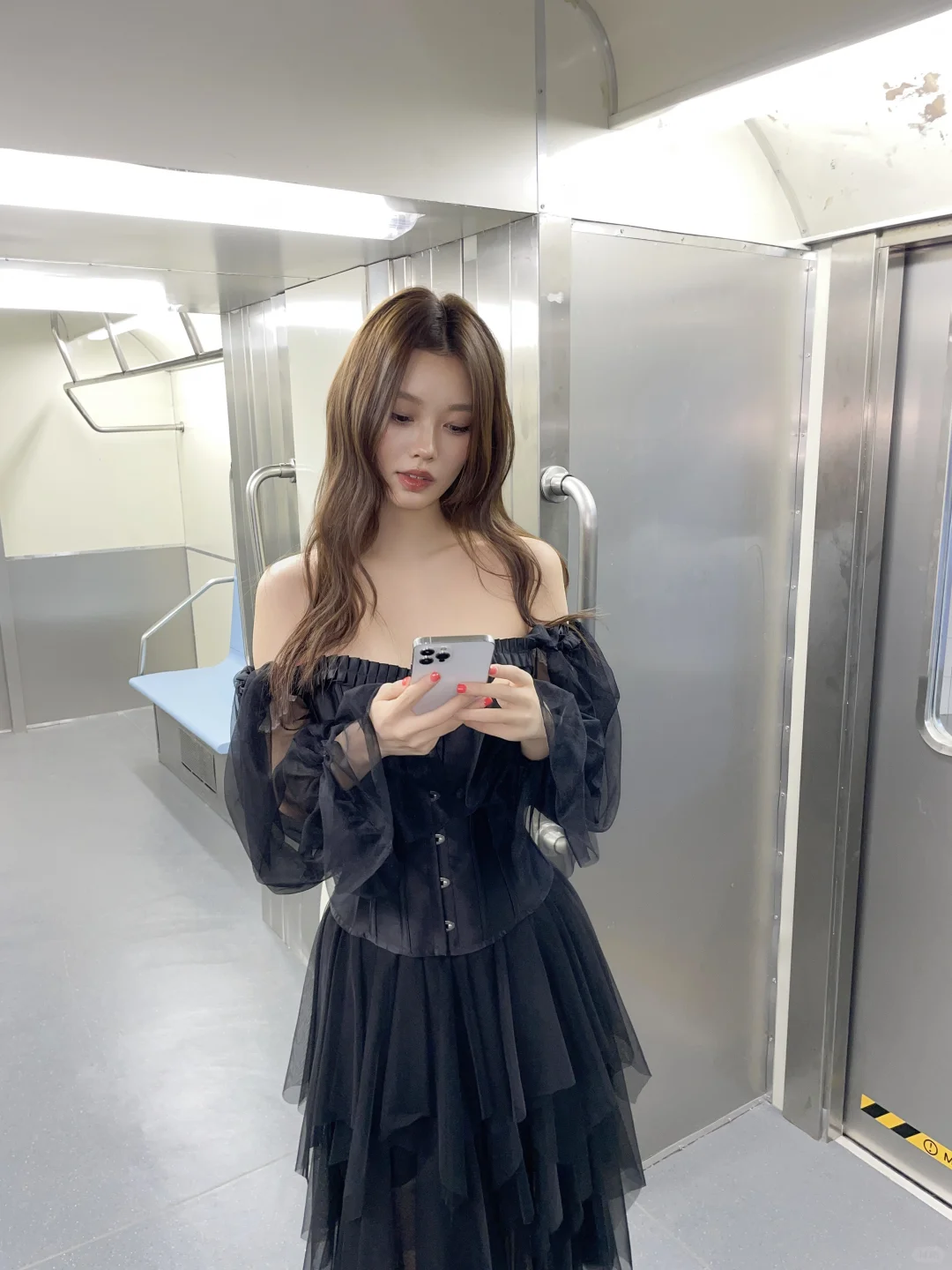 地铁出街被要 3 次链接！黑缎鱼骨胸衣杀疯了