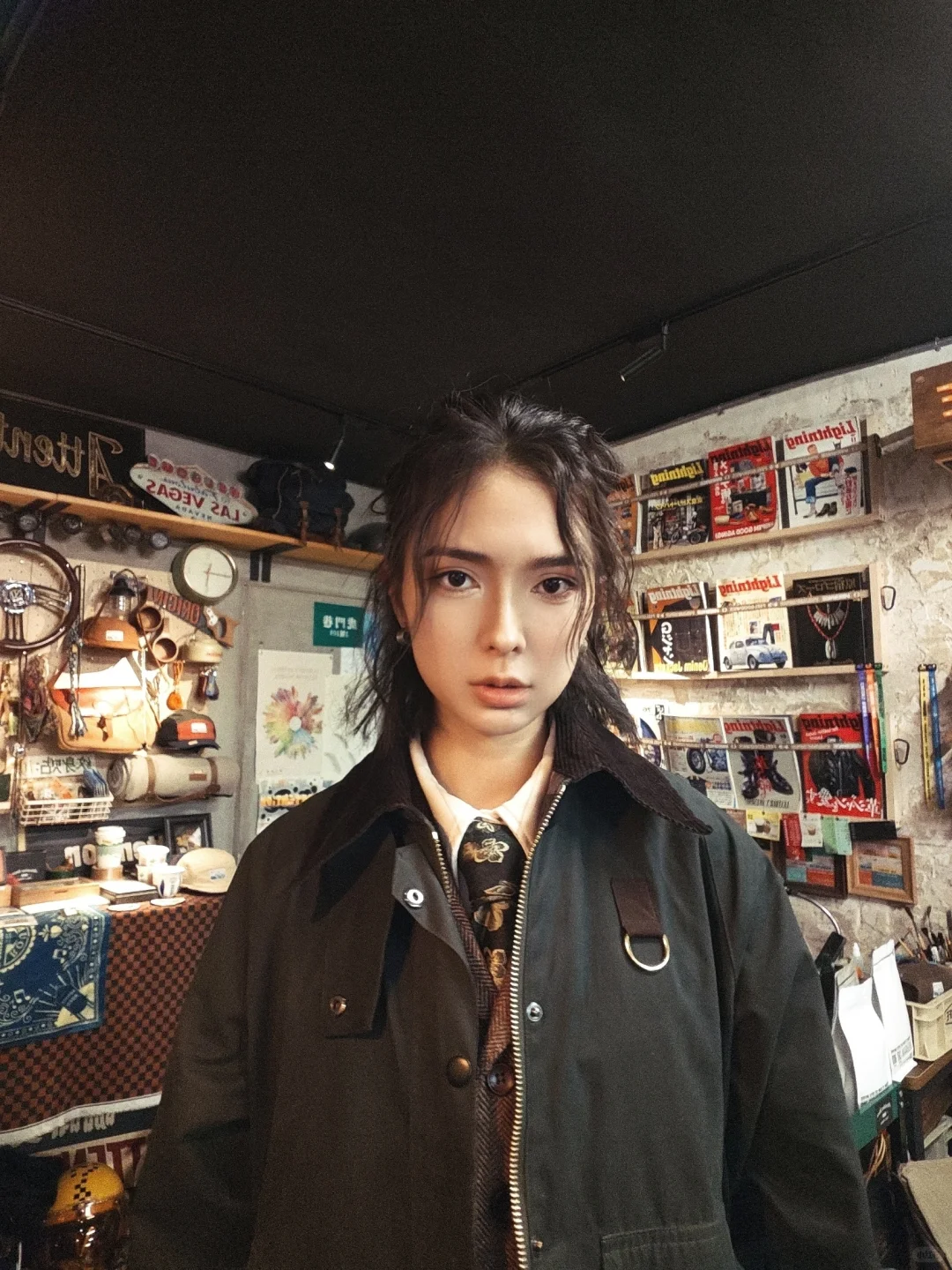 复古咖啡店的冬季咔叽女