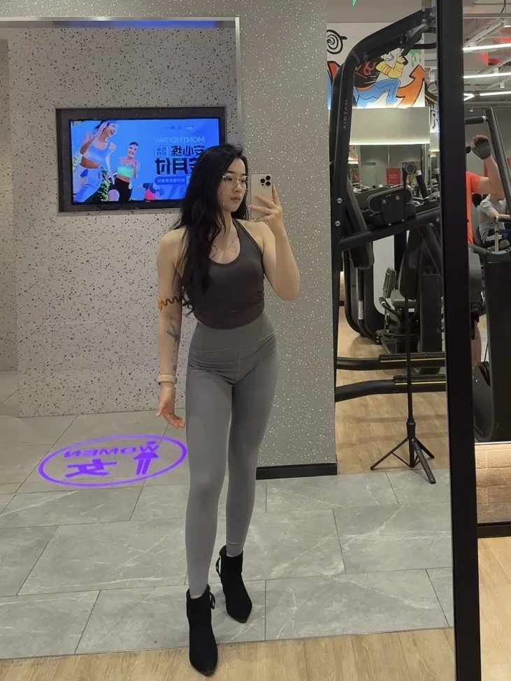 瑜伽裤穿反了…难怪怎么拍都是肚子大