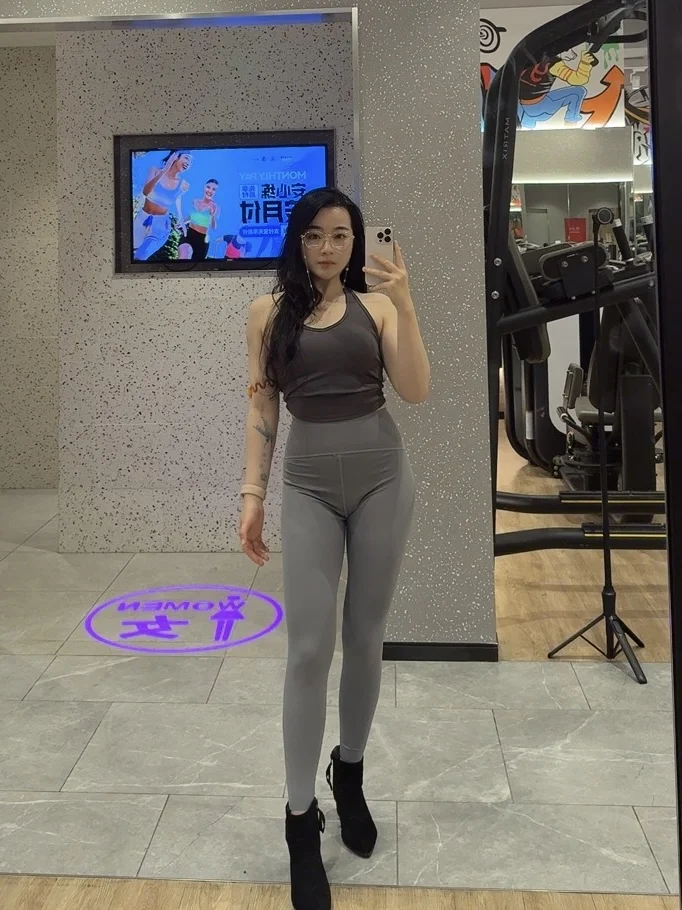 瑜伽裤穿反了…难怪怎么拍都是肚子大