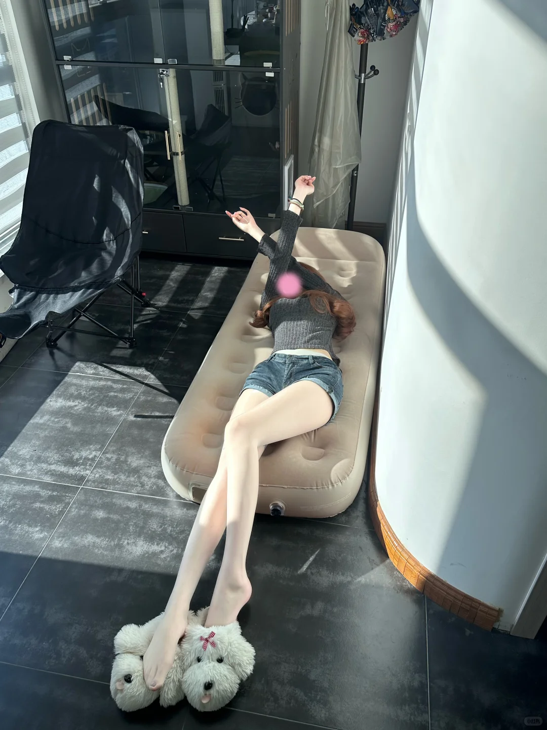 180的腿在阳光下闪闪发光