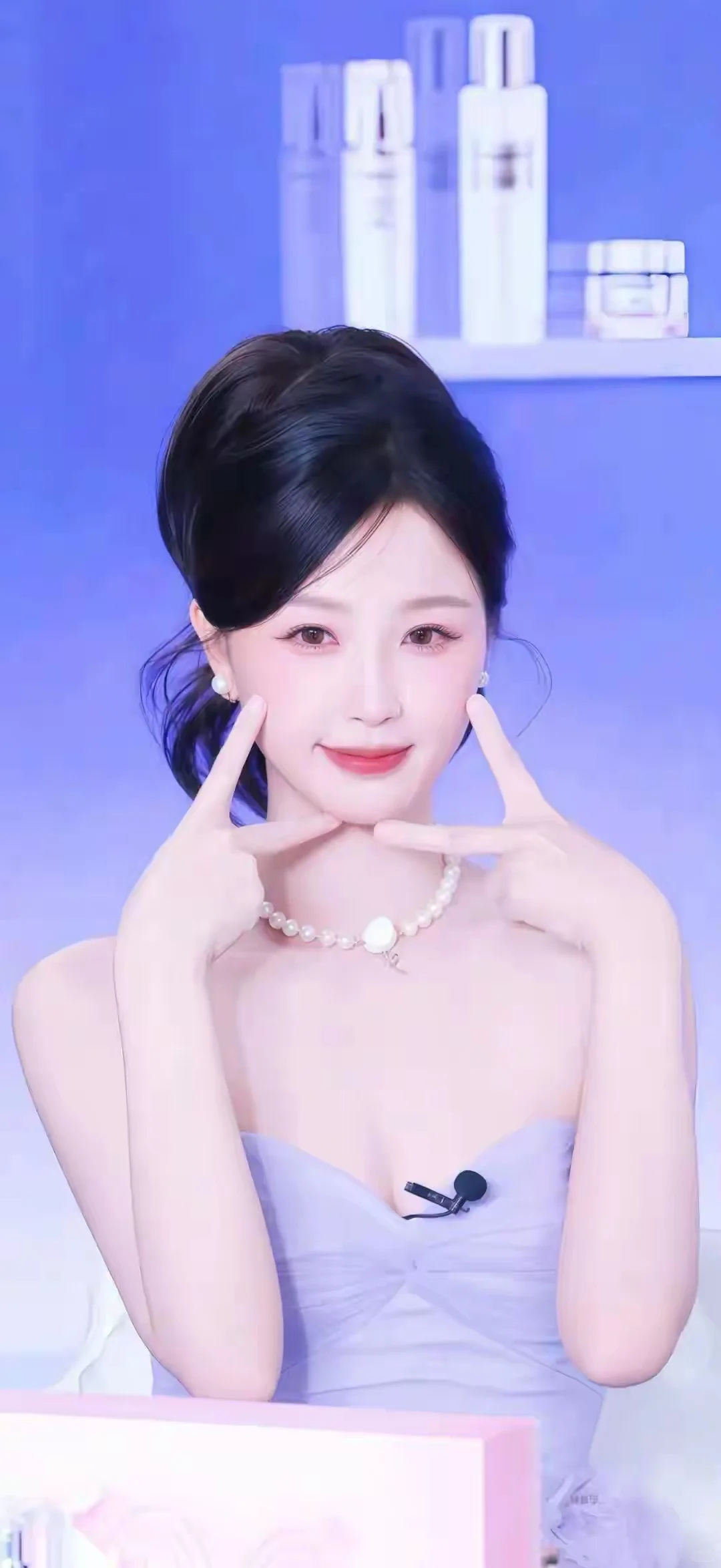 虞书欣写真照太惊艳，肤白貌美身姿曼妙，甜