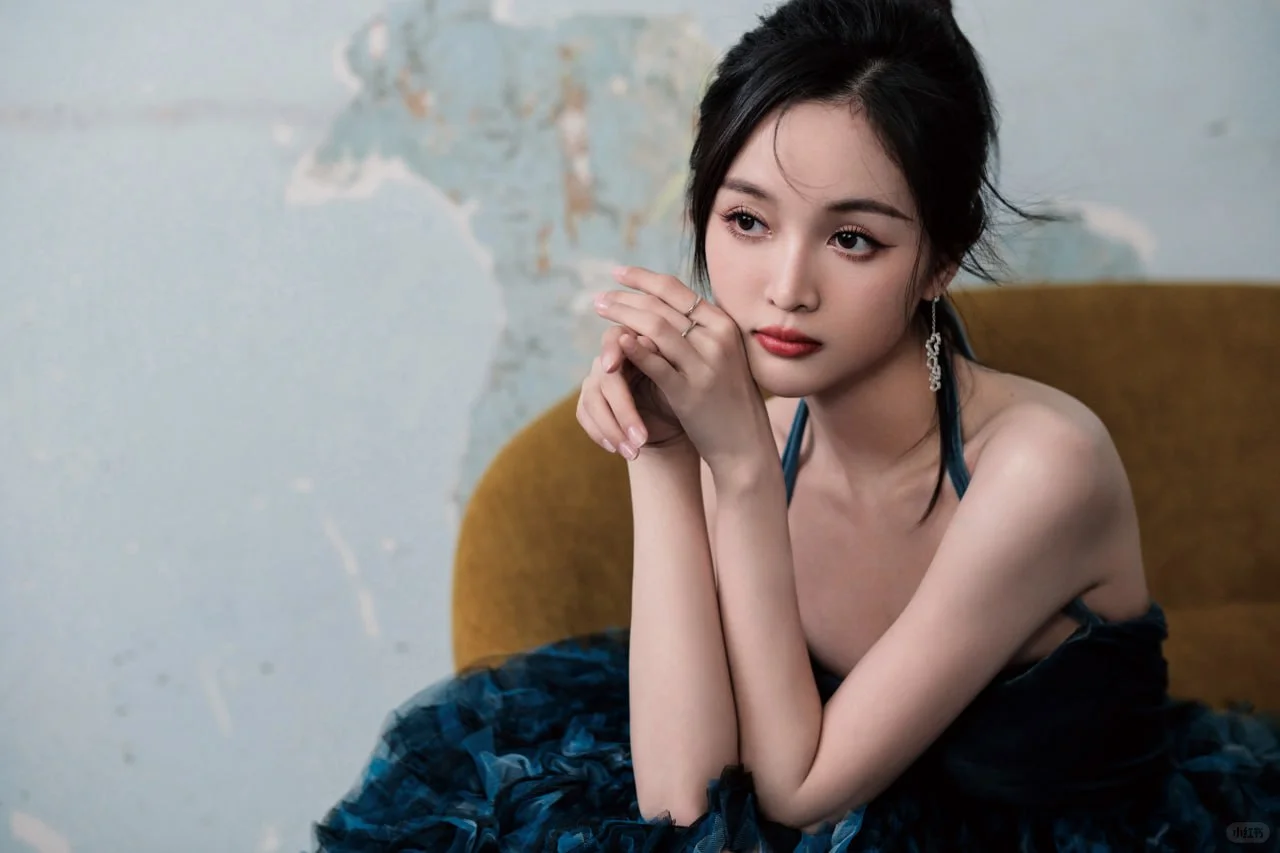 #吴宣仪 一袭蓝色吊带长裙，妖娆妩媚