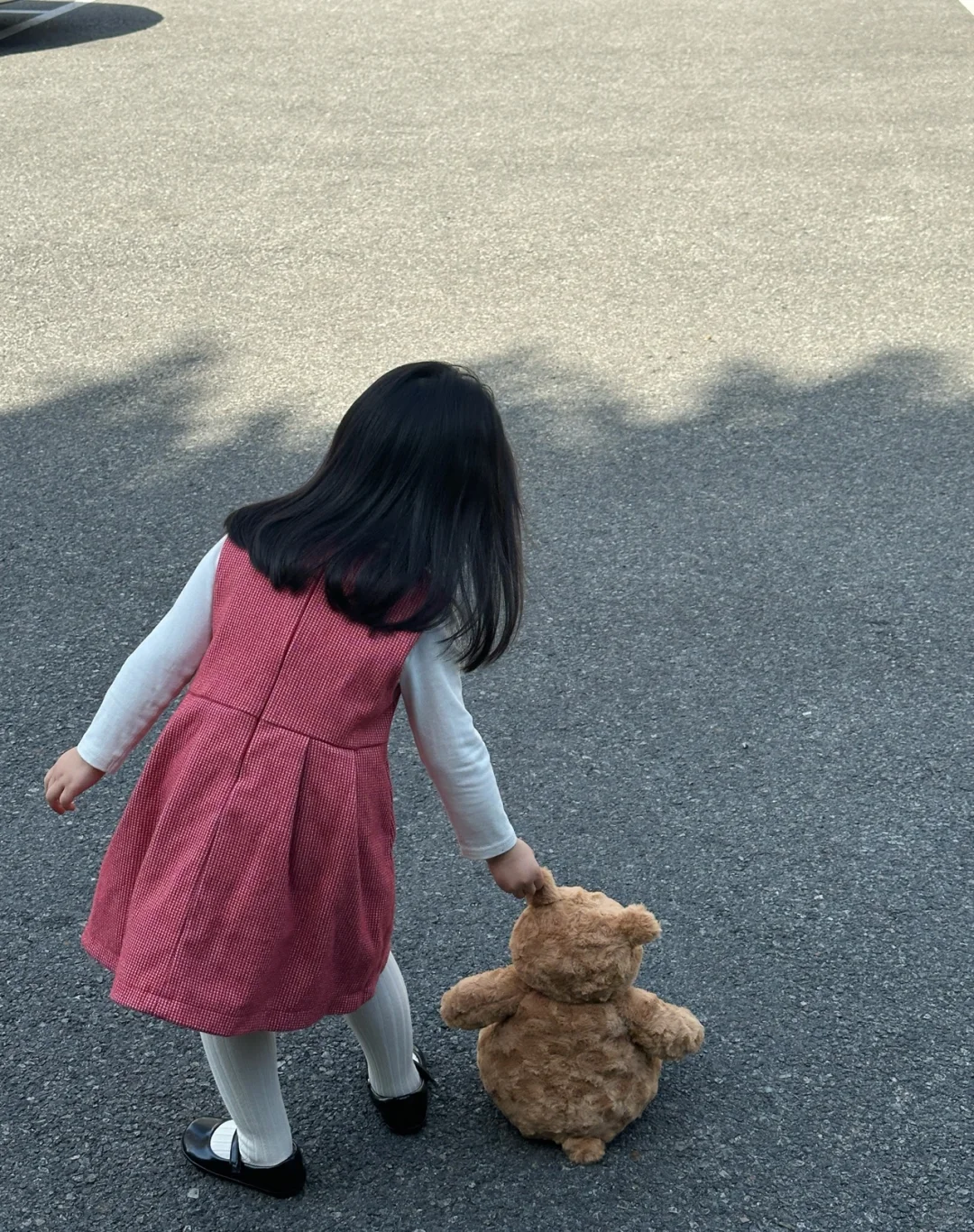 小女孩穿上红裙子有多漂亮✨