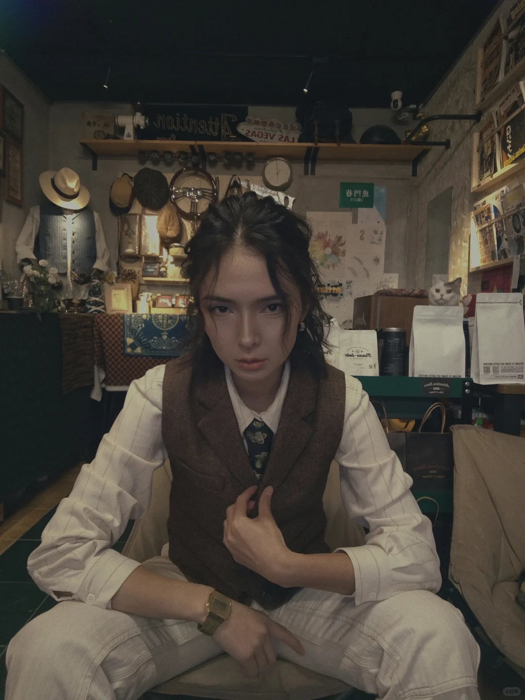 复古咖啡店的冬季咔叽女