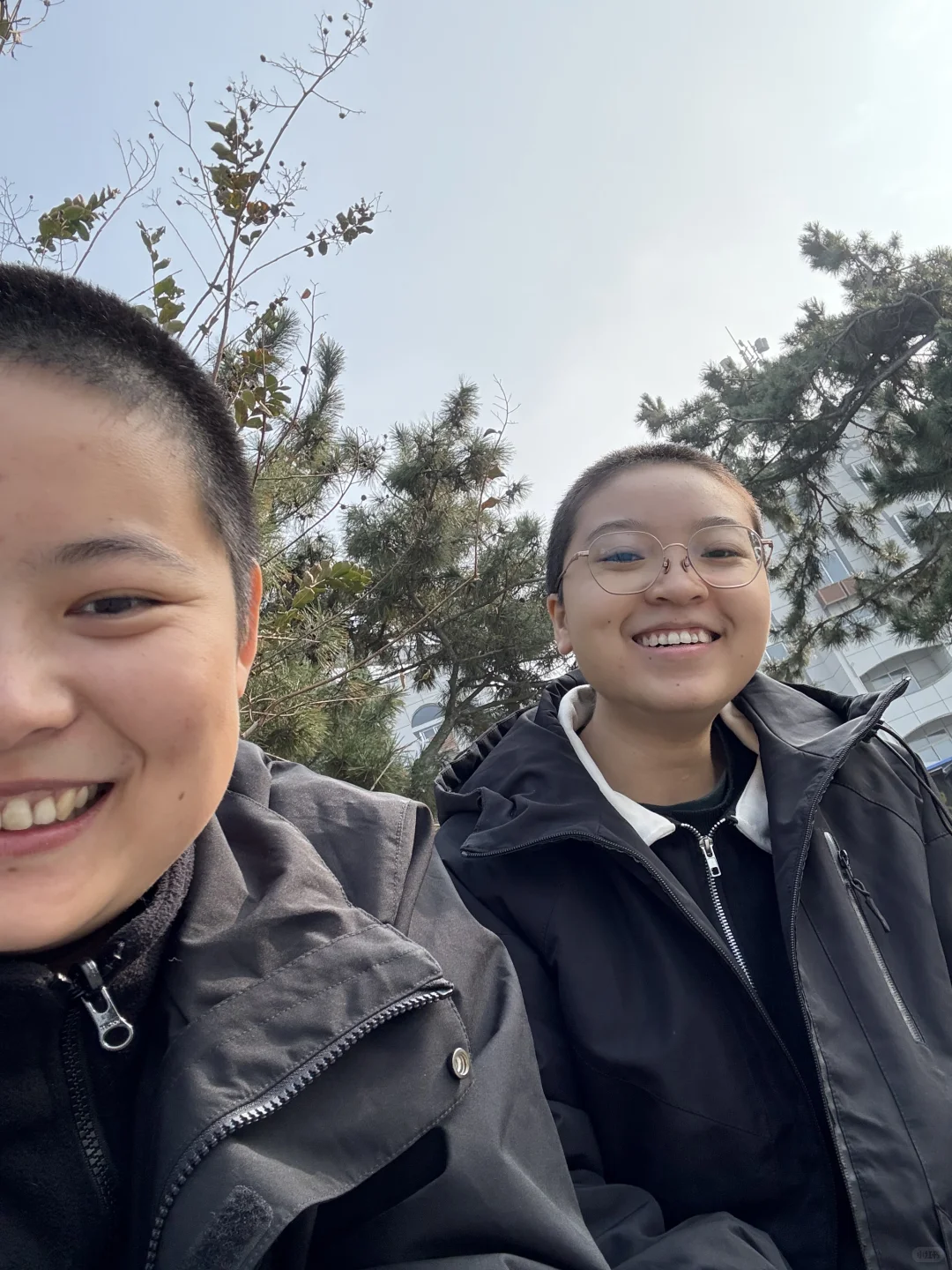 两个人都很局促…