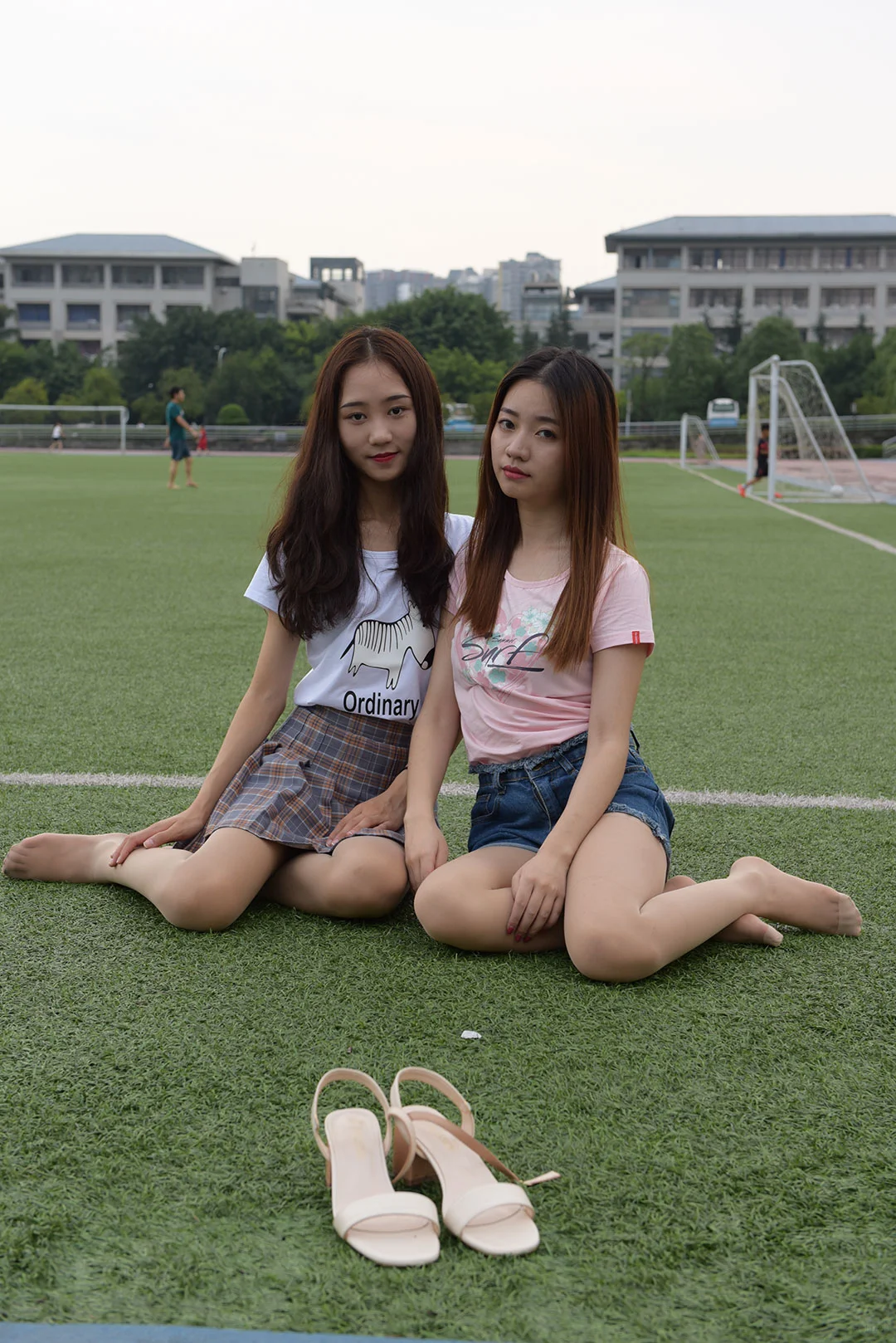 好姐妹穿同款袜子！