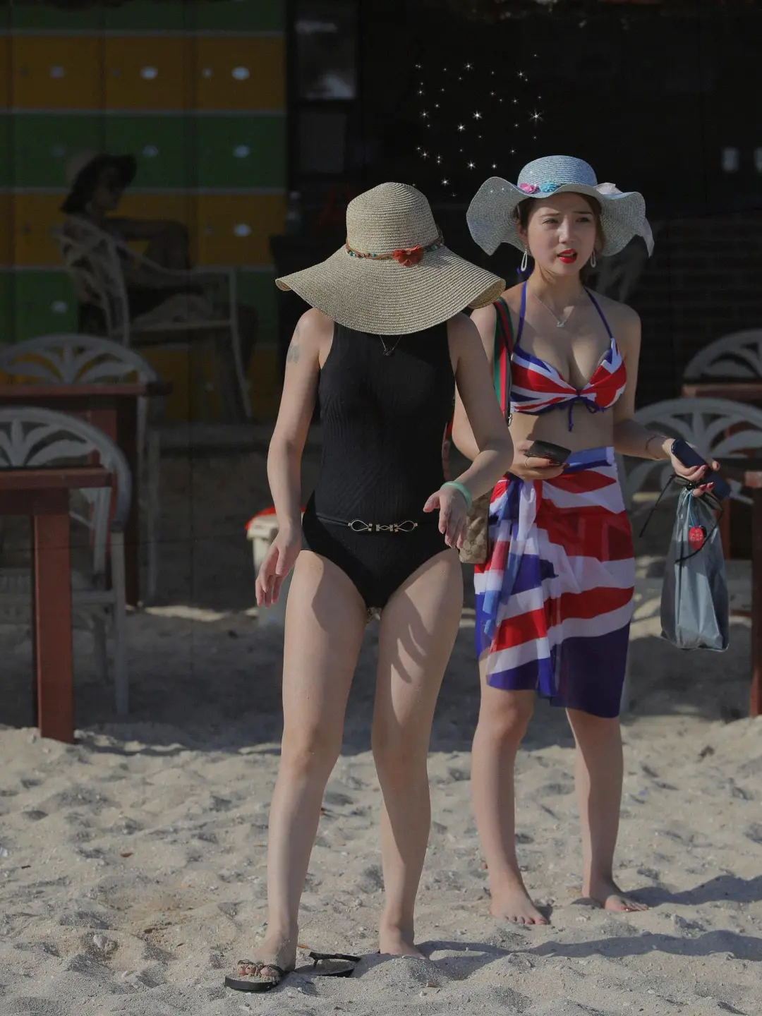 穿露背泳衣的海边女孩，超吸睛