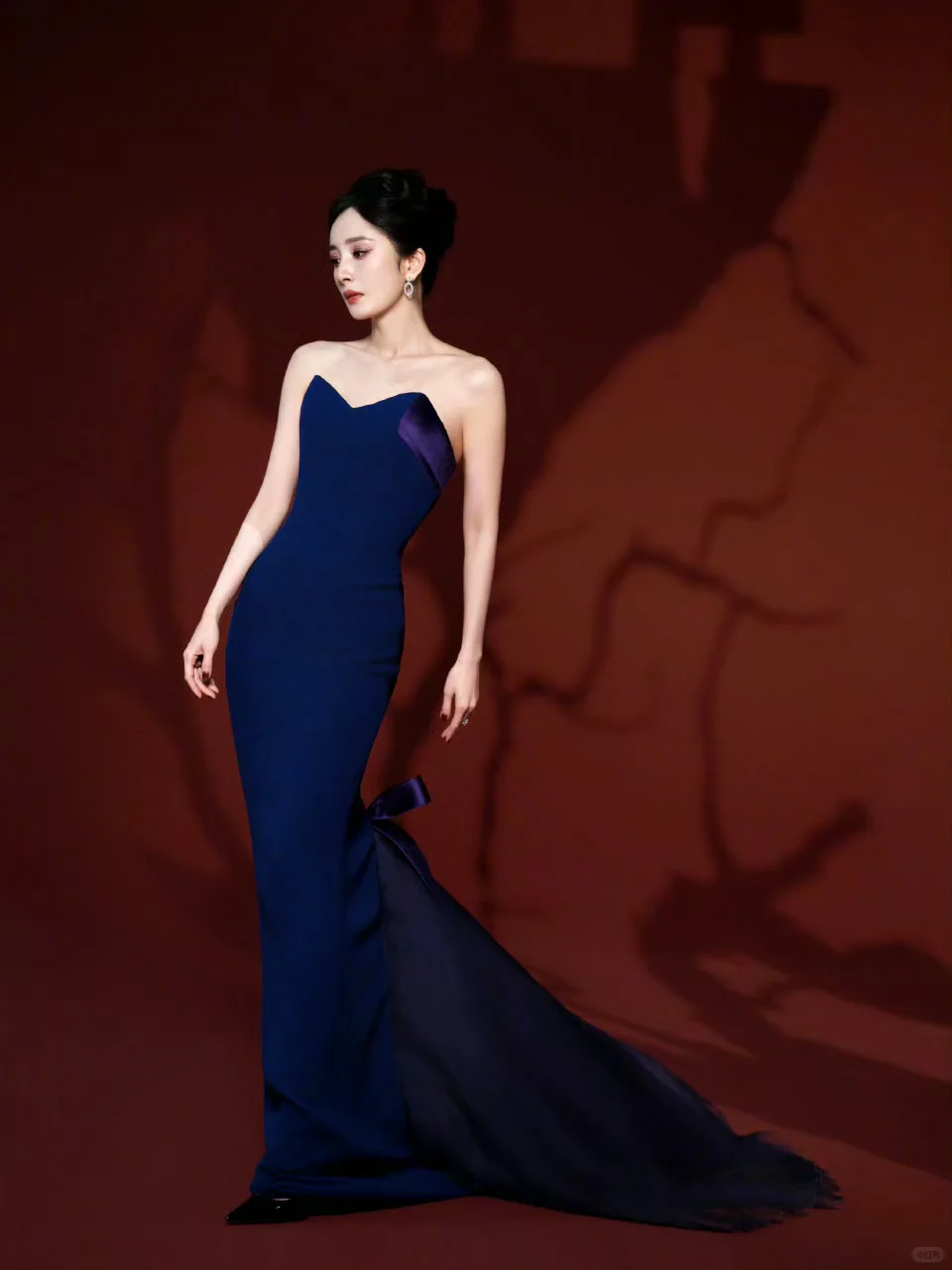 穿着宝石蓝💙礼服的幂姐像蓝宝石一样迷人！