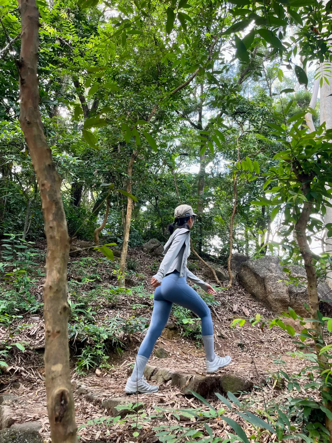 搬到山边居住的日子，穿瑜伽裤散步很舒服⛰️
