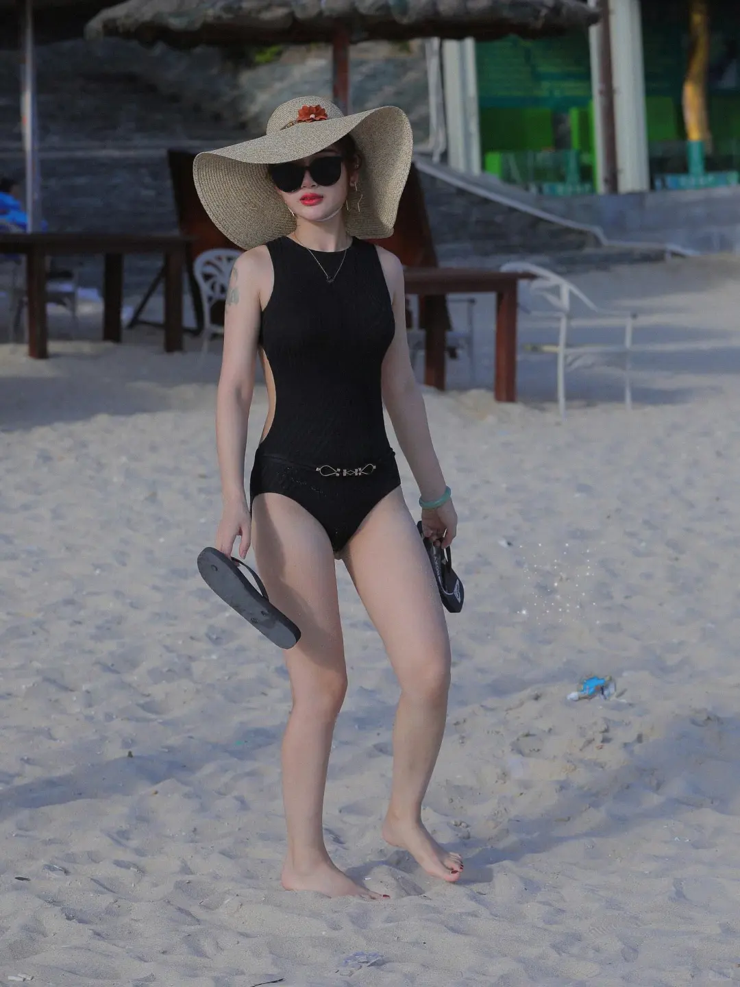穿露背泳衣的海边女孩，超吸睛
