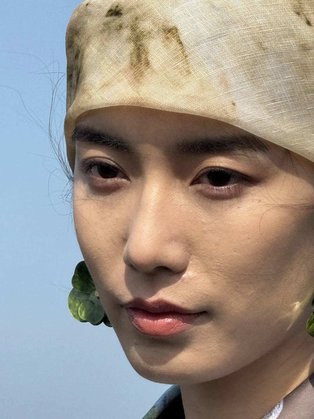 她好像知道自己很美