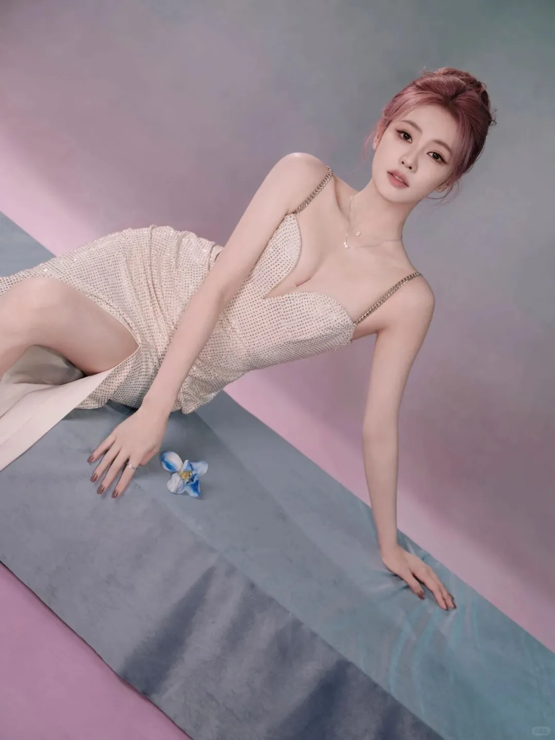 白鹿的大长腿白到反光