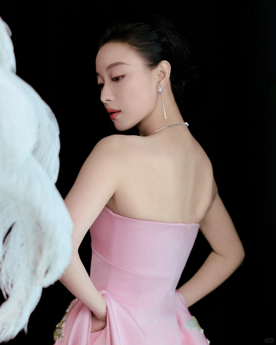 肩若削成，腰如约素。