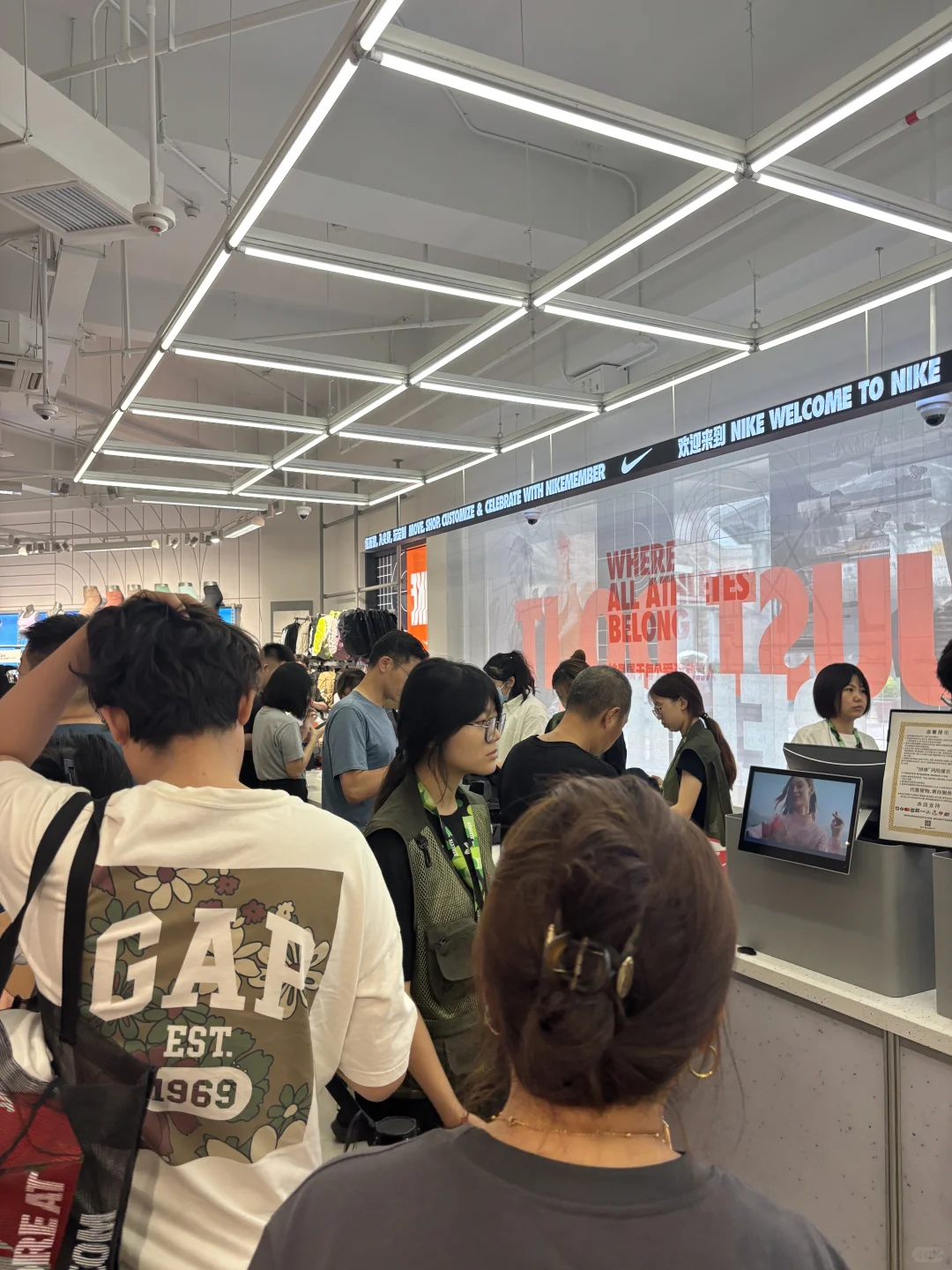 奥莱的店这个店人总是蕞多！